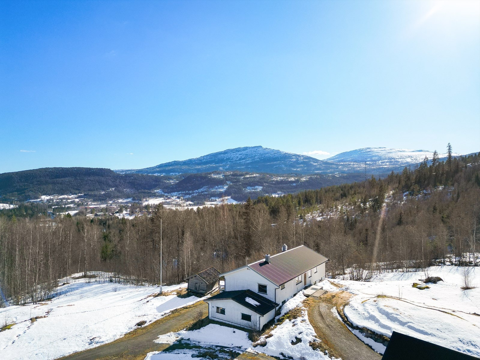 Småbruk med en usjenert, men sentral beliggenhet i landlige omgivelser på Øvstebø i Sauland, med gode solforhold og fantastisk utsikt. Galleribilde