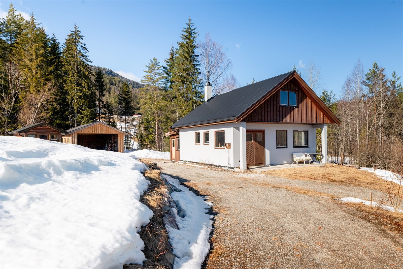 Eiendommen inneholder en innholdsrik enebolig over to plan med tilliggende carport, murhus som blir benyttet som verksted/uinnredet bygning, garasje, vedskjul, stabbur og to uthus. Galleribilde
