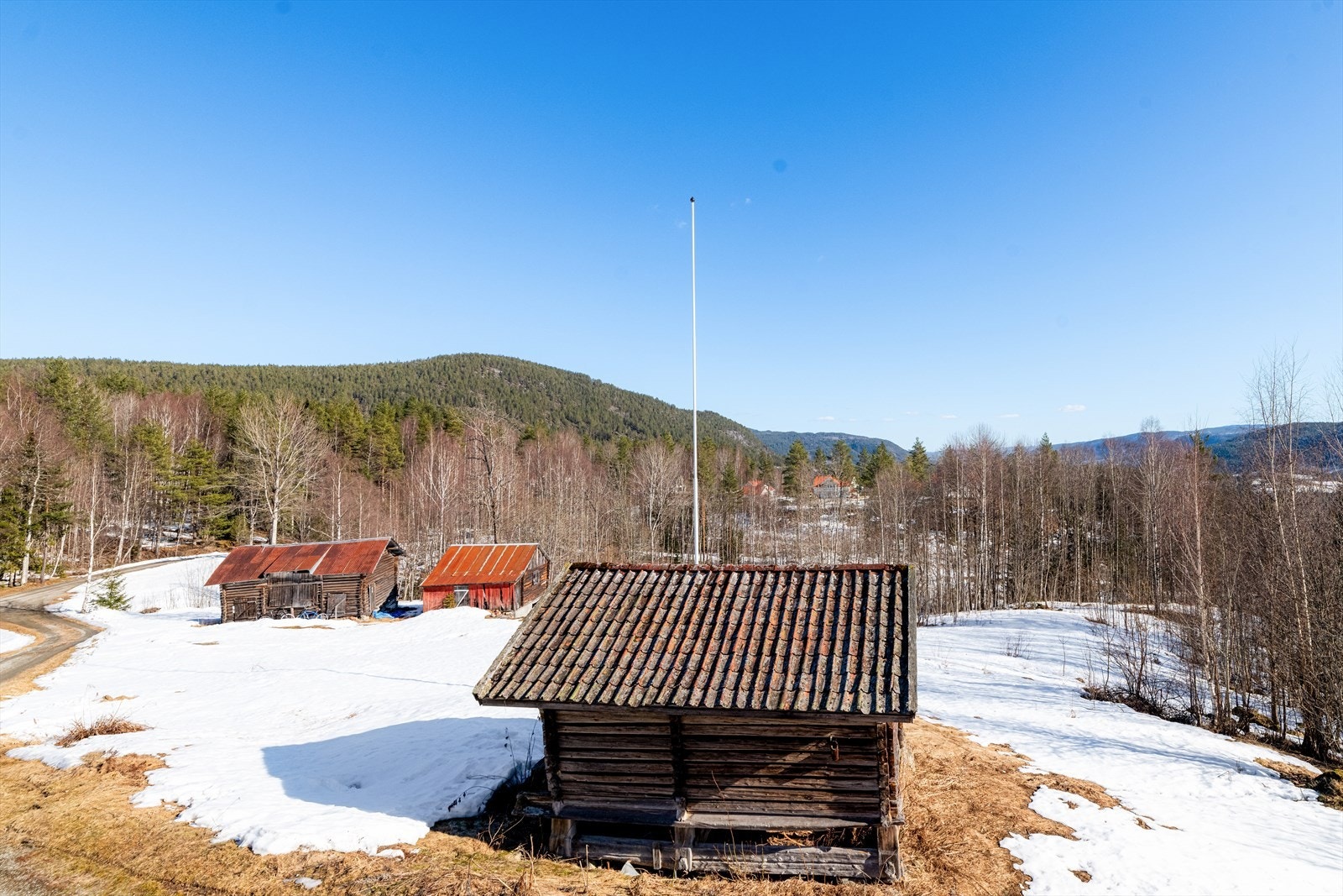 Umiddelbar nærhet til Sauland barnehage, og ca. 2 km. til Sauland sentrum og til Sauland skole, som er en kombinert barne- og ungdomsskole i Hjartdal kommune. Galleribilde