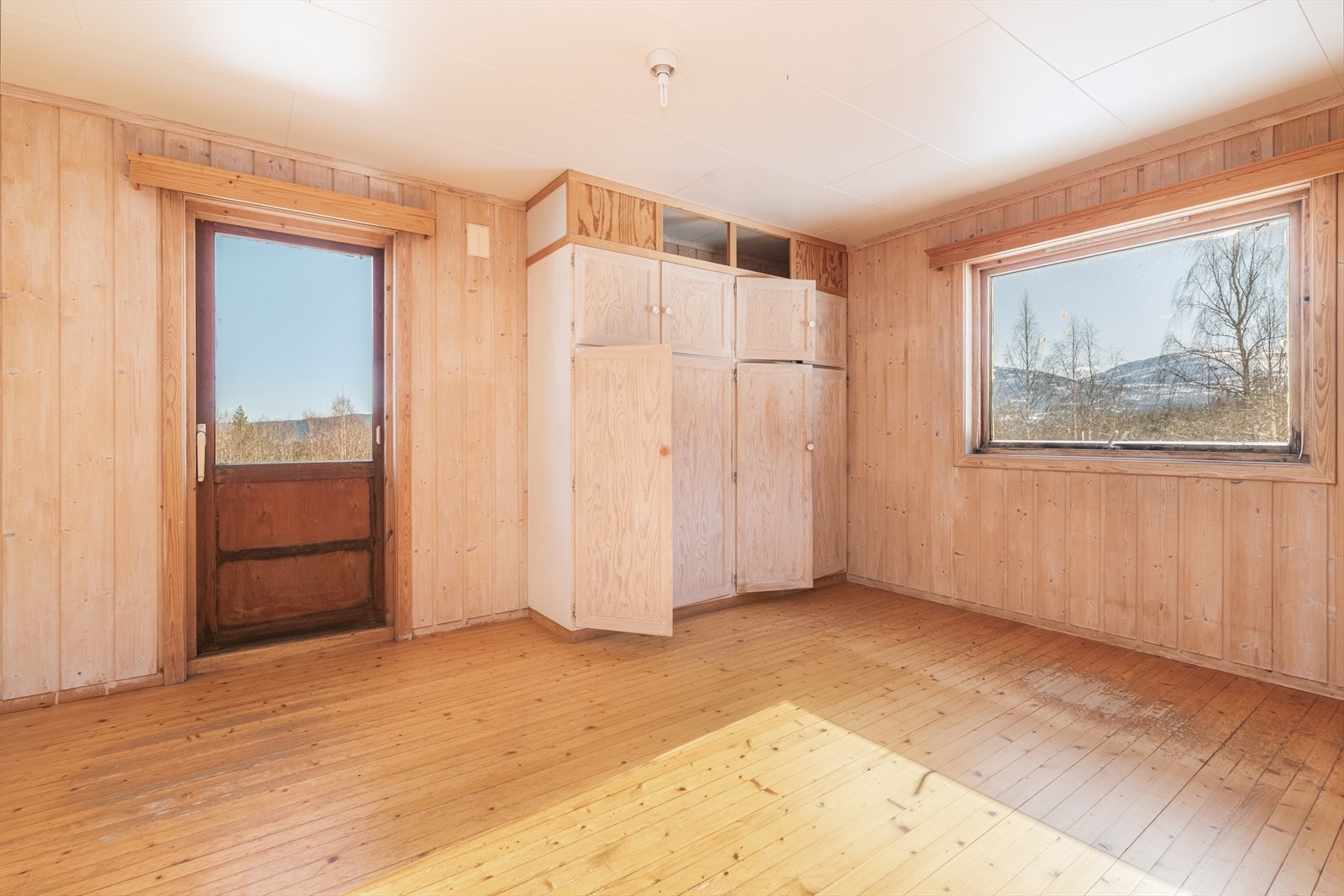 Etasjen består også av gang med uttak for sentralstøvsuger, og tilsammen 4 soverom. Galleribilde