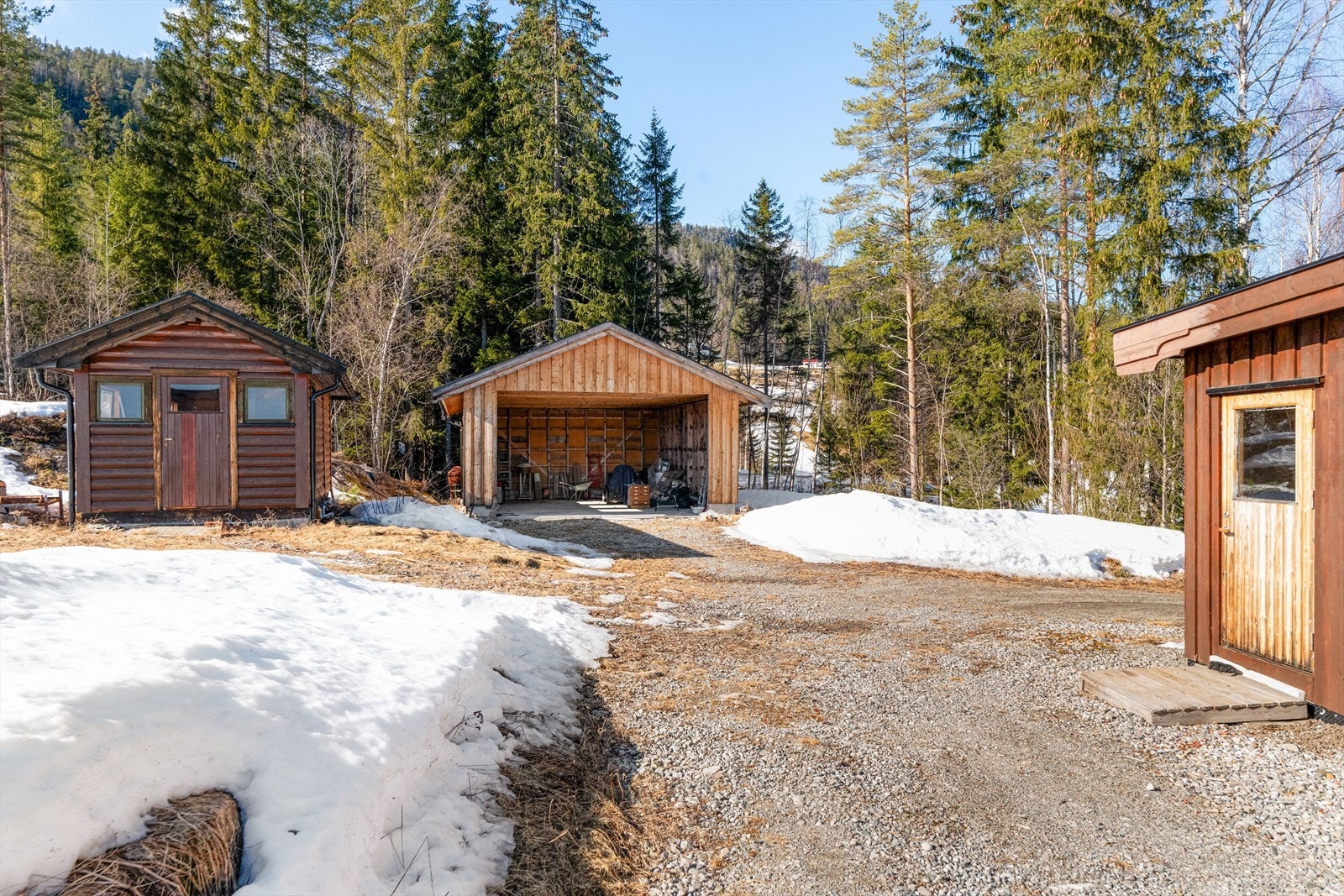 Tomten er både skrånende og flat, opparbeidet med gruset adkomstvei, gårdsplasser og hage med plen. Store deler av eiendommen består også av naturtomt. Galleribilde