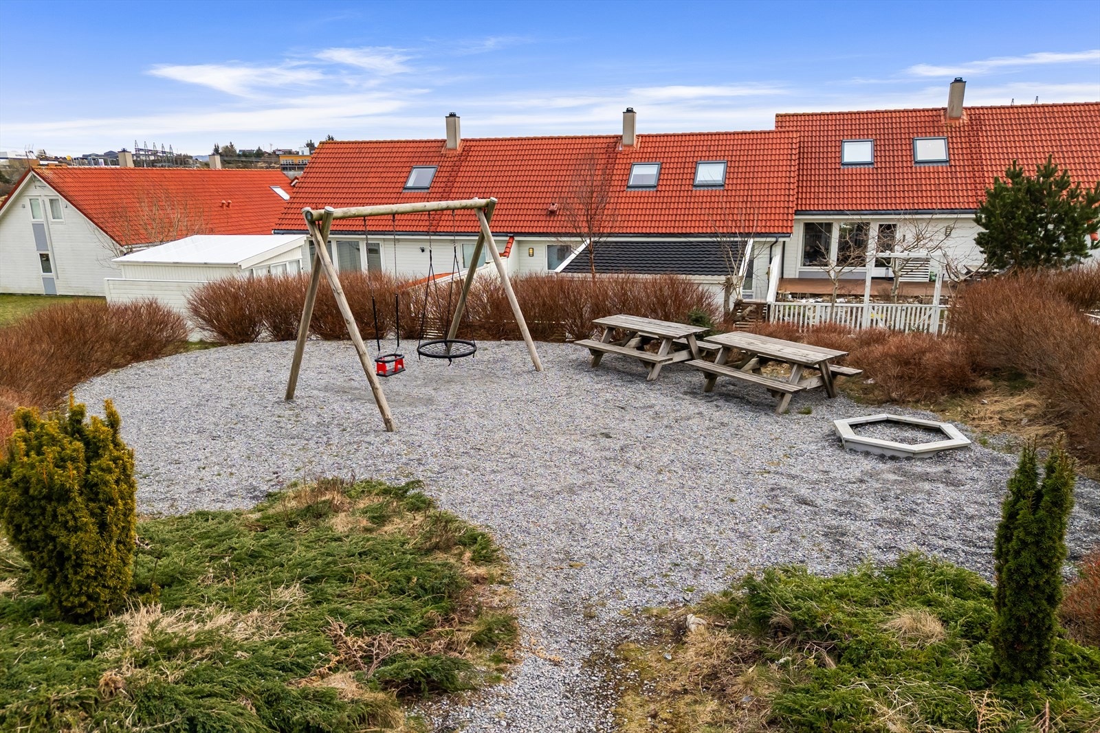 Familievennlig nabolag med lekeplass Galleribilde