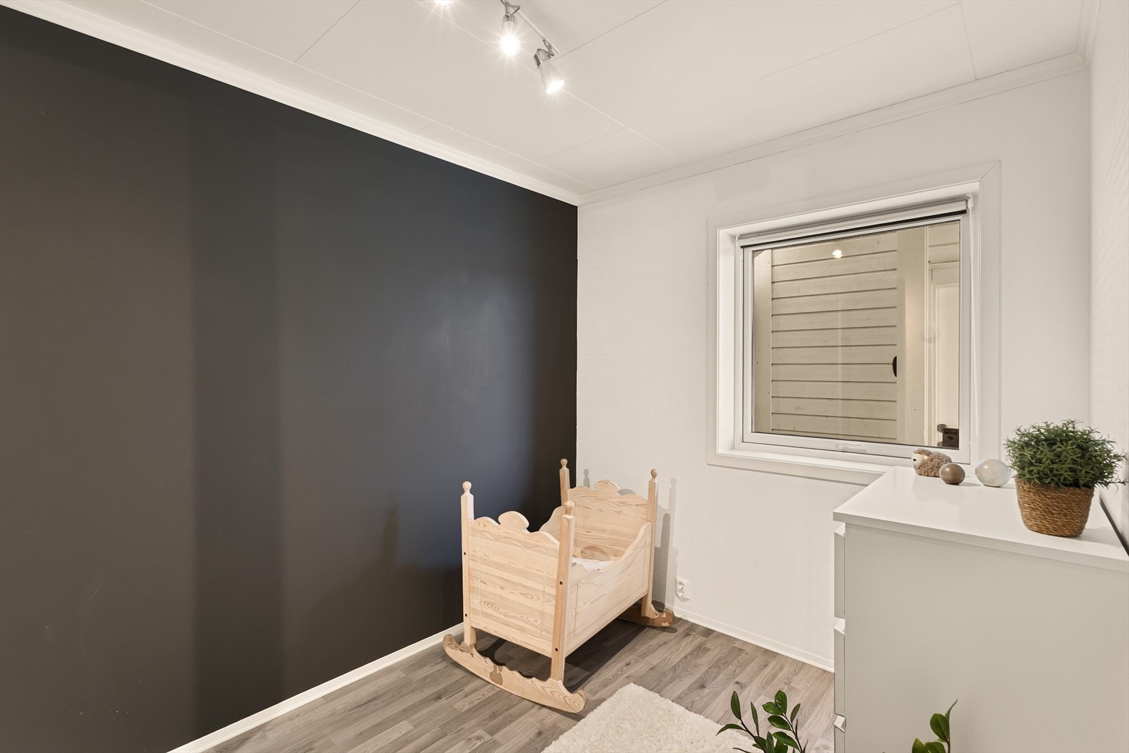 Soverom 2 måler 7,6 m² og egner seg godt som barnerom Galleribilde
