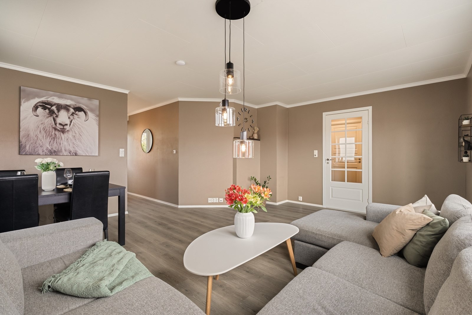 Overflatene har en moderne utførelse med behagelige beige nyanser og pent laminatgulv fra 2019, i tillegg til gulvvarme i alle rom Galleribilde