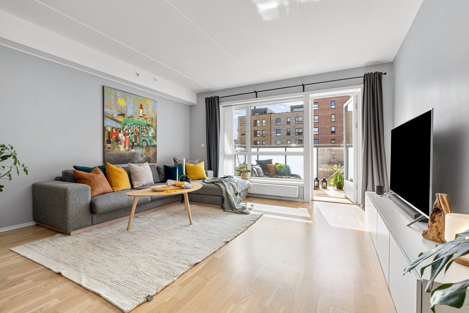 Stuen er åpen og stilren med moderne fargevalg Galleribilde