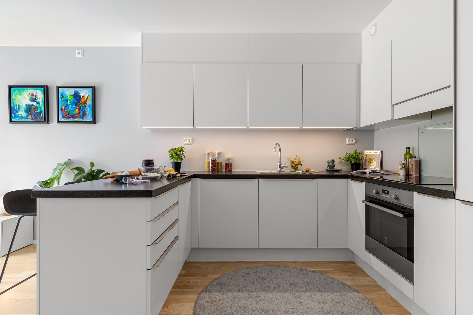 God skap-/og benkeplass på kjøkkenet Galleribilde