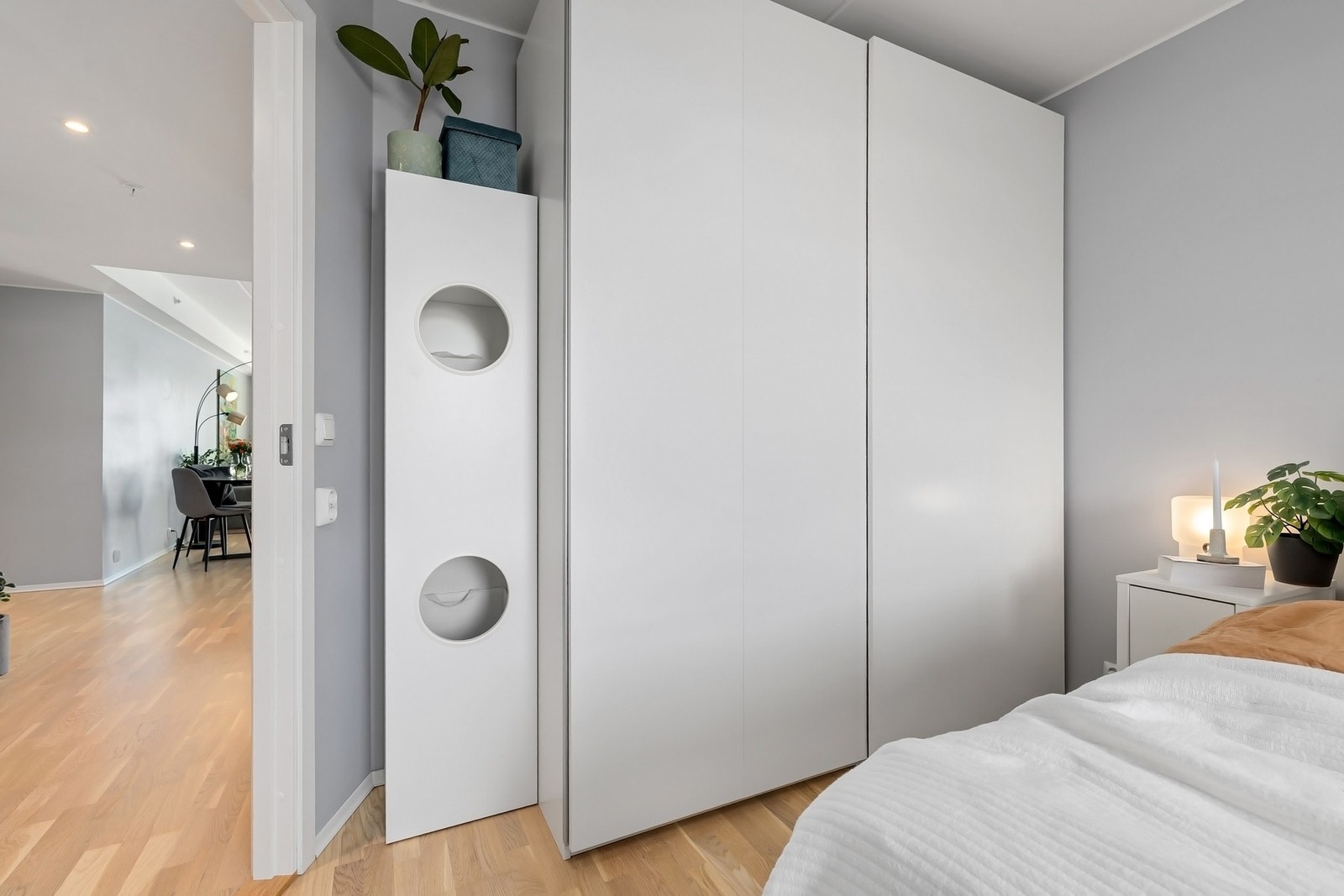 Hovedsoverommet har godt med lagrinsplass i skyvedørsgarderobe Galleribilde