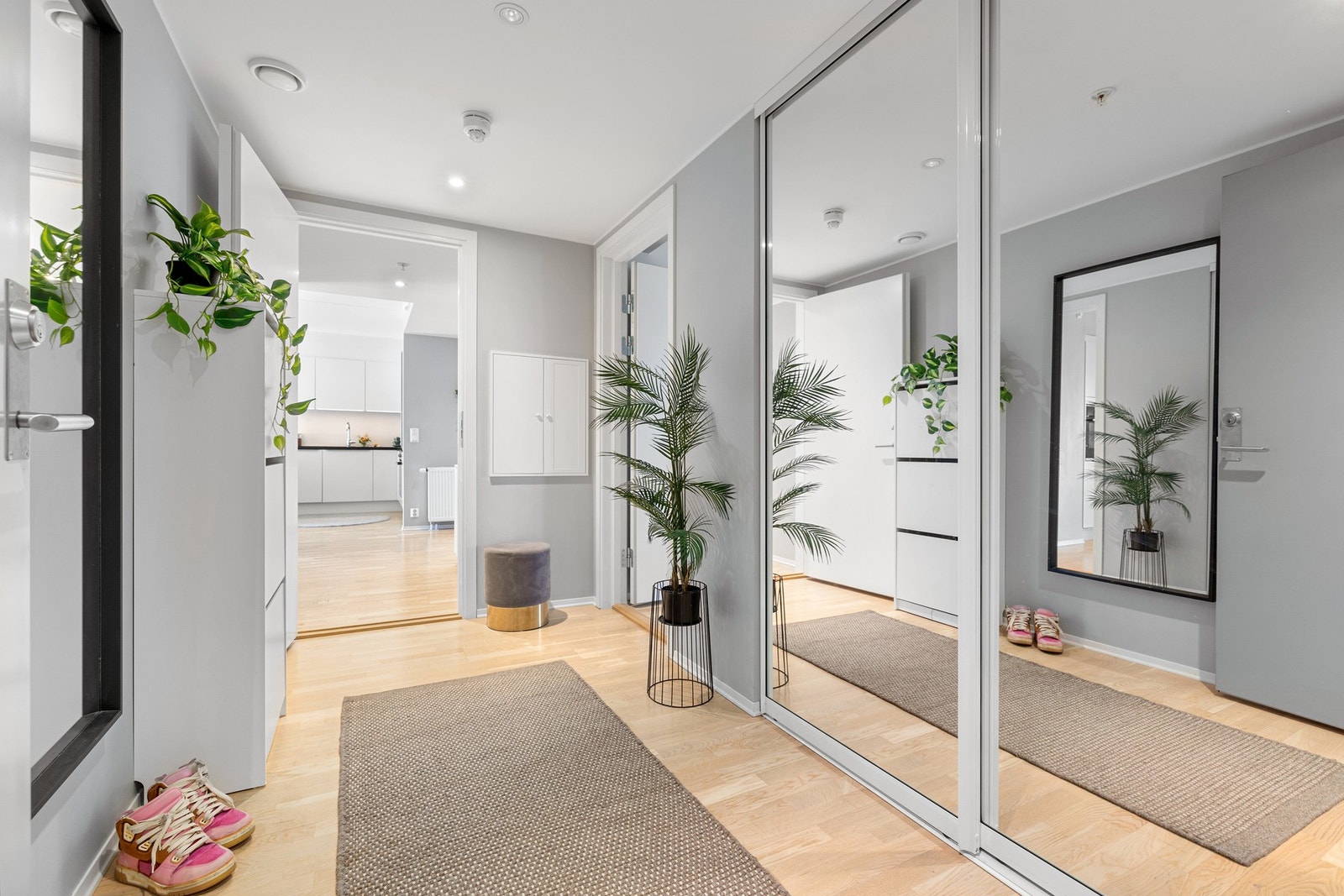 Velkommen inn! Entrè/gang med god plass til yttertøy og sko i skyvedørsgarderobe. Inngang til hybel fra entrèen Galleribilde