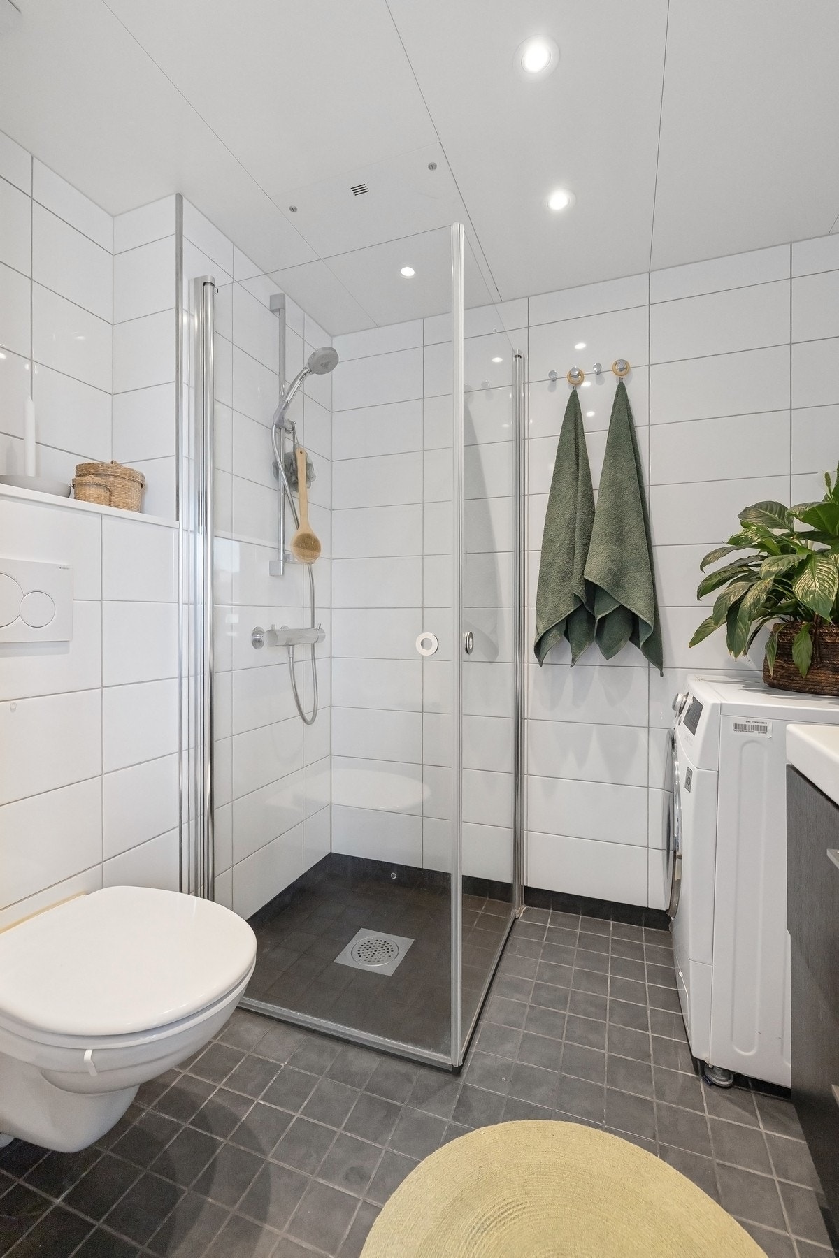 Bad i hybel med opplegg til vaskemaskin Galleribilde