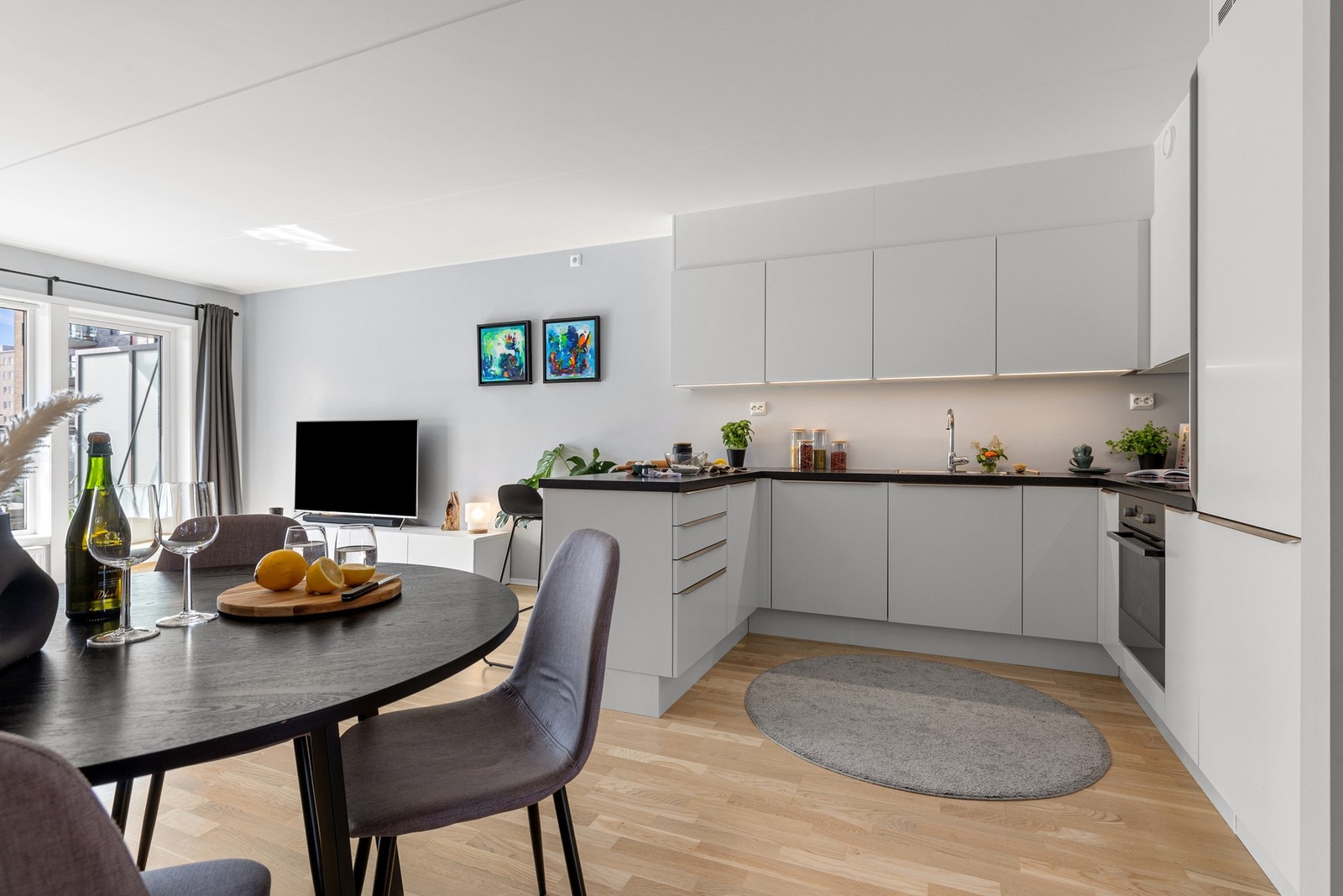 Spiseplassen finner sin naturlige plass i forkant av kjøkkenet Galleribilde