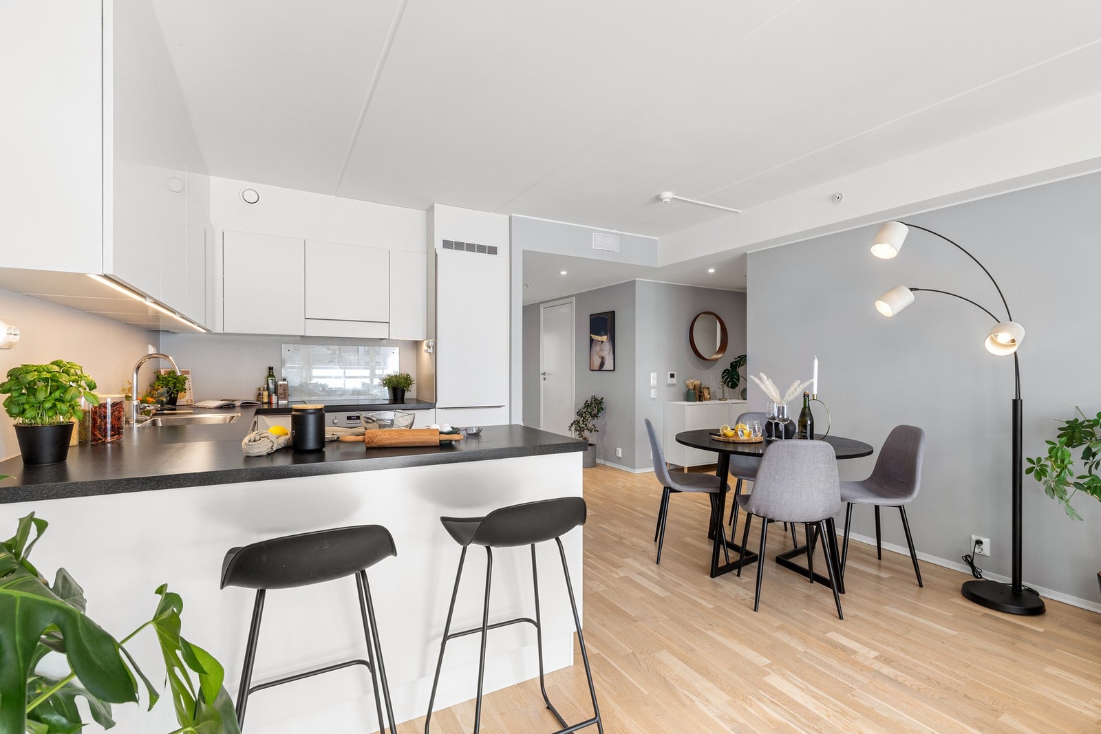 Stor, lys og åpen kjøkken-/stue løsning Galleribilde