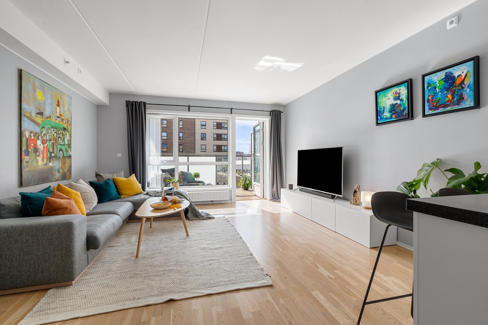 Moderne og åpen stue-/og kjøkkenløsning Galleribilde