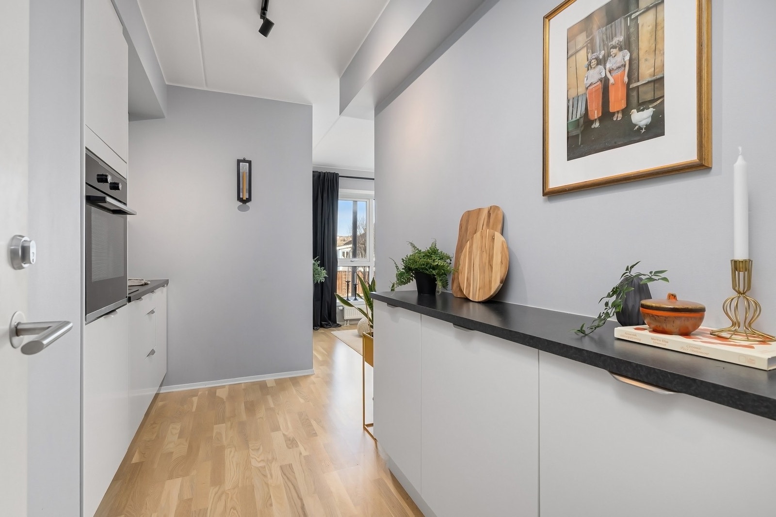 Hybel med praktisk kjøkkeninnredning Galleribilde