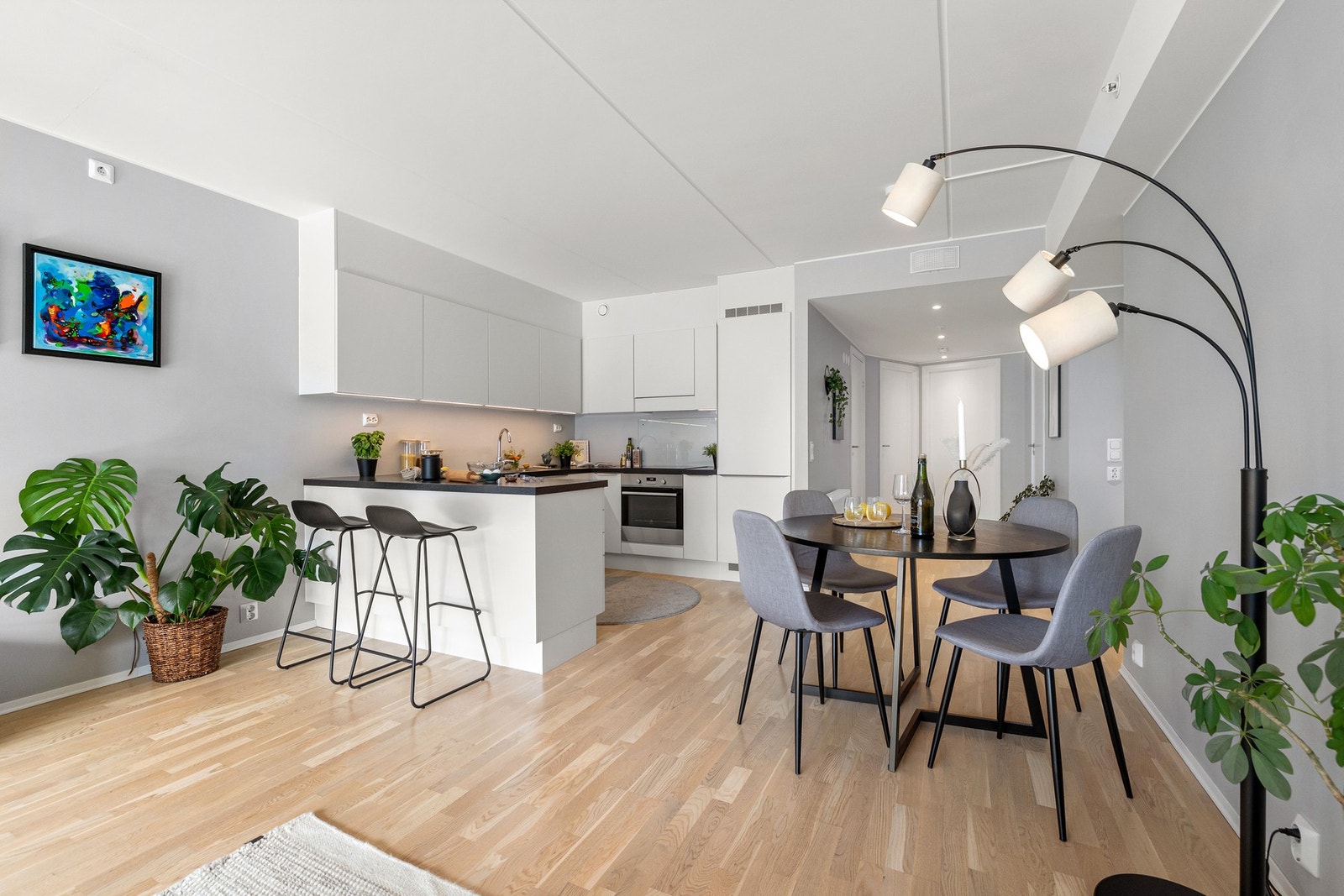 Åpen løsning med fin plass til spisebord Galleribilde