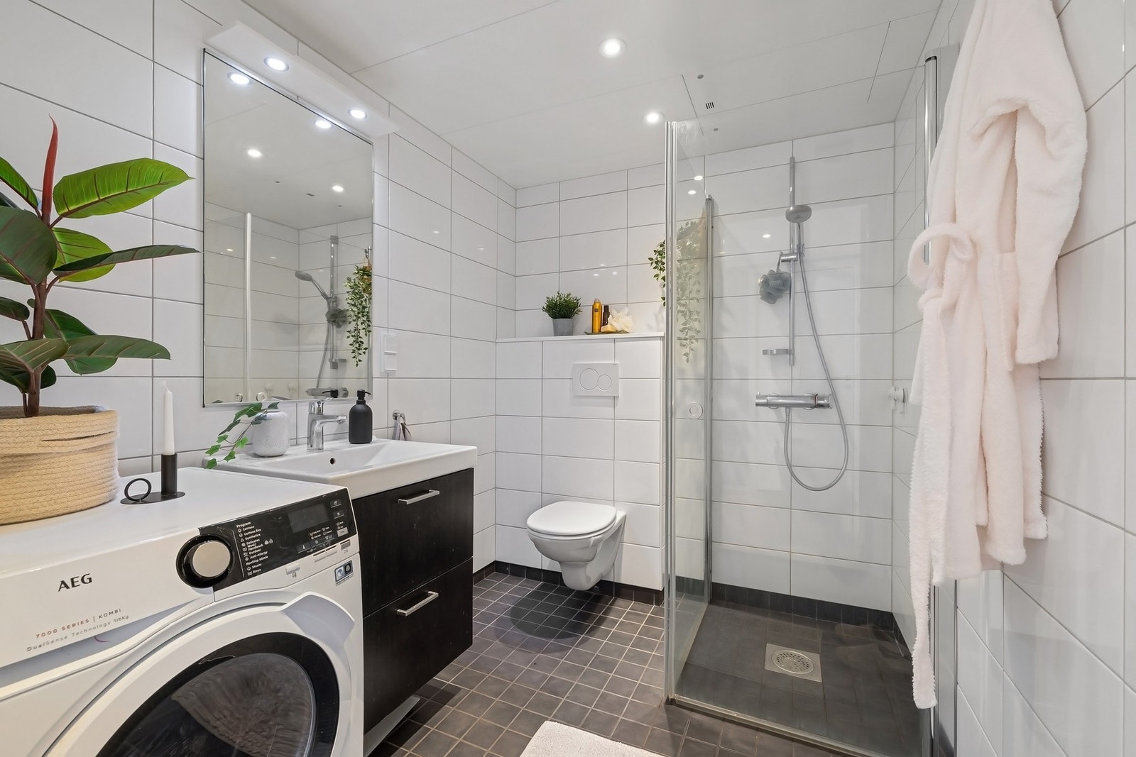 Badet ligger fint tilbaketrukket fra stue og kjøkken Galleribilde