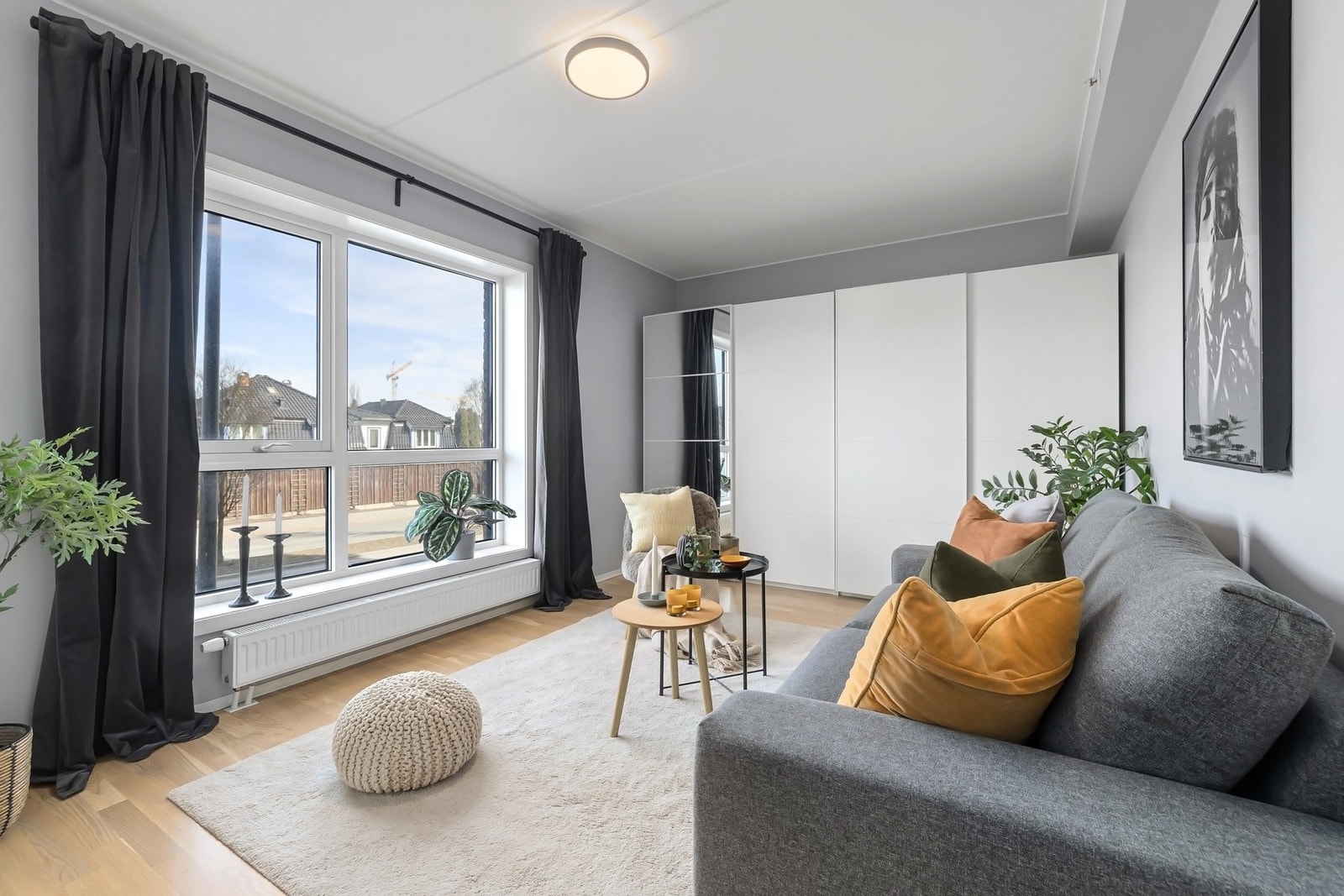 Smart lagringsløsning i hybel med skyvedørsgarderobe Galleribilde