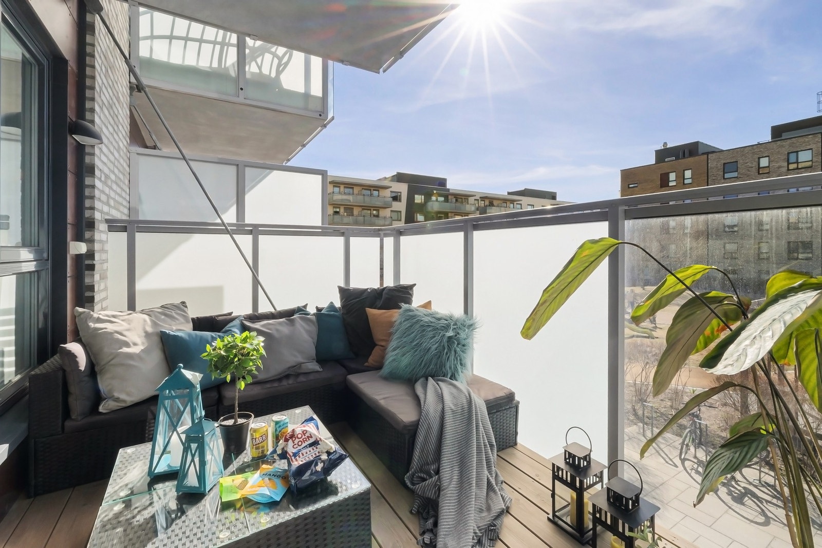 Utgang fra stuen til solrik balkong Galleribilde