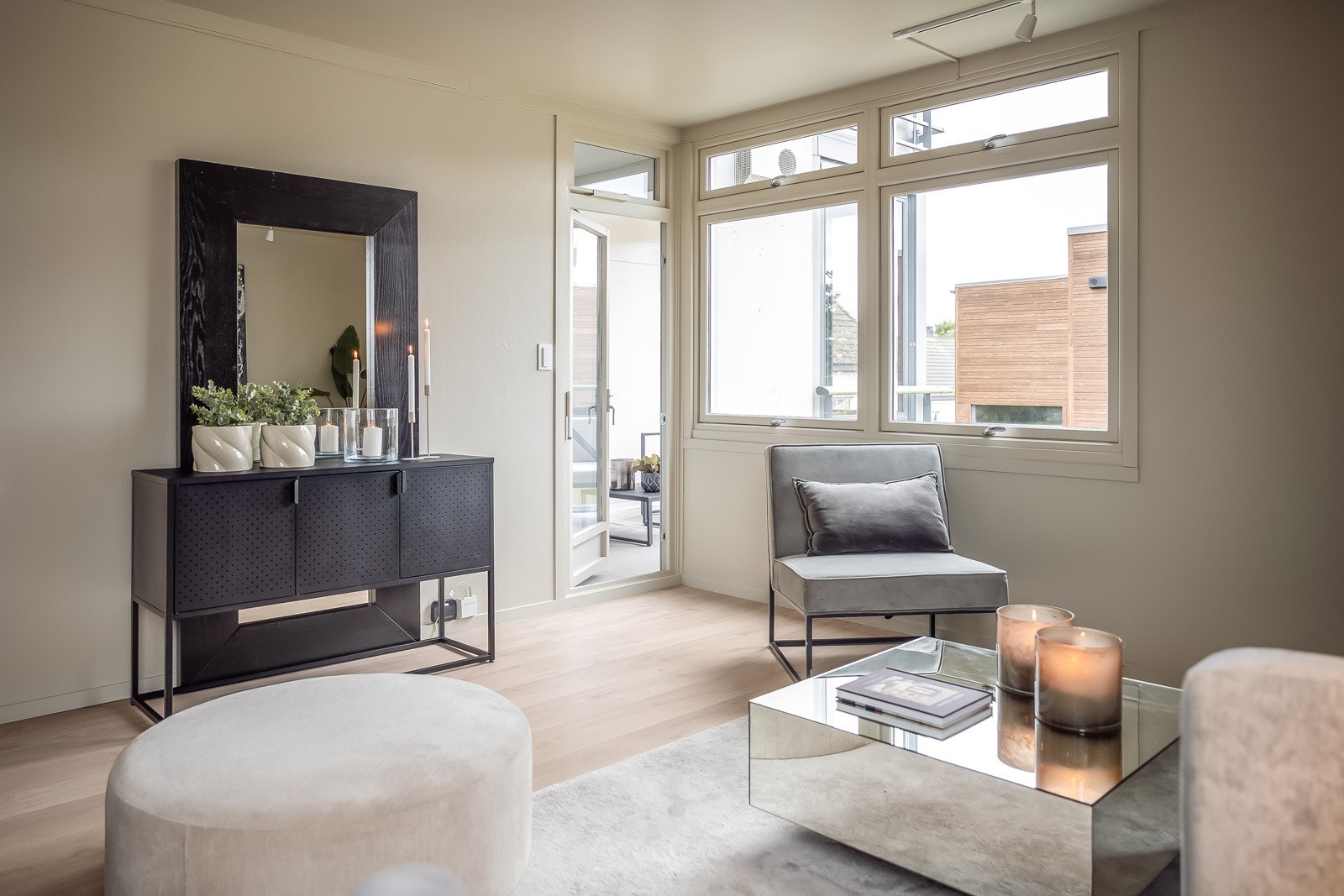 Det er direkte utgang til balkongen fra stuen Galleribilde