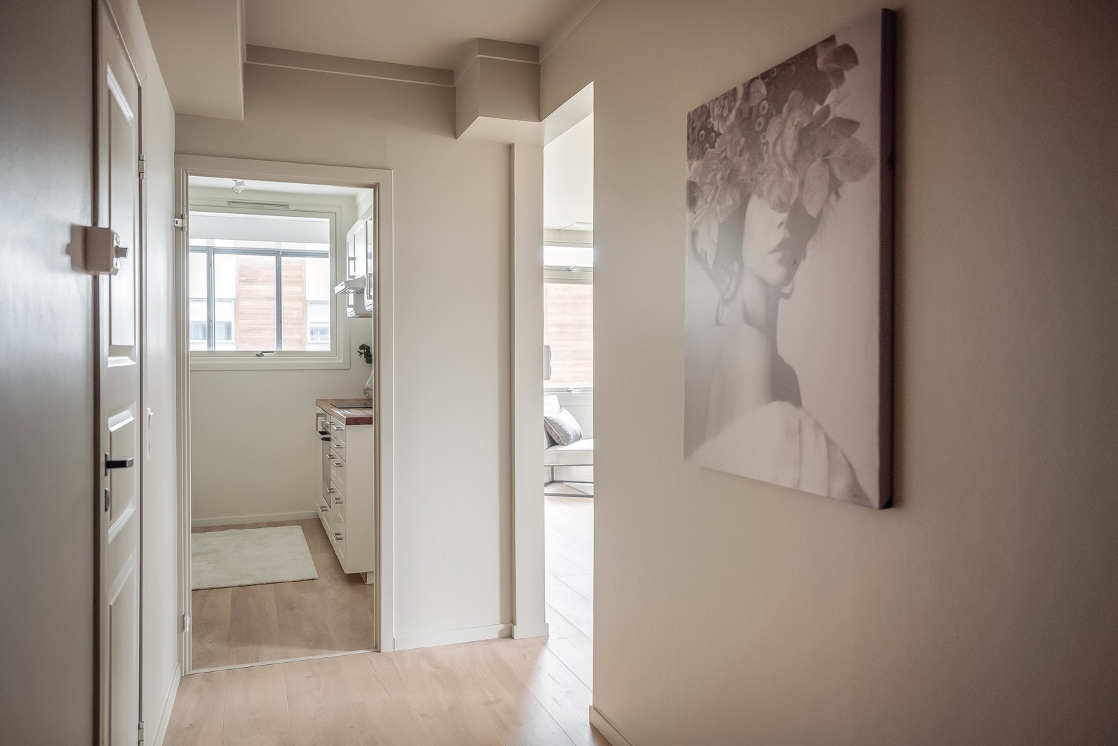 Romslig gang på 6 kvm, skiller stuen fra kjøkken og bad Galleribilde