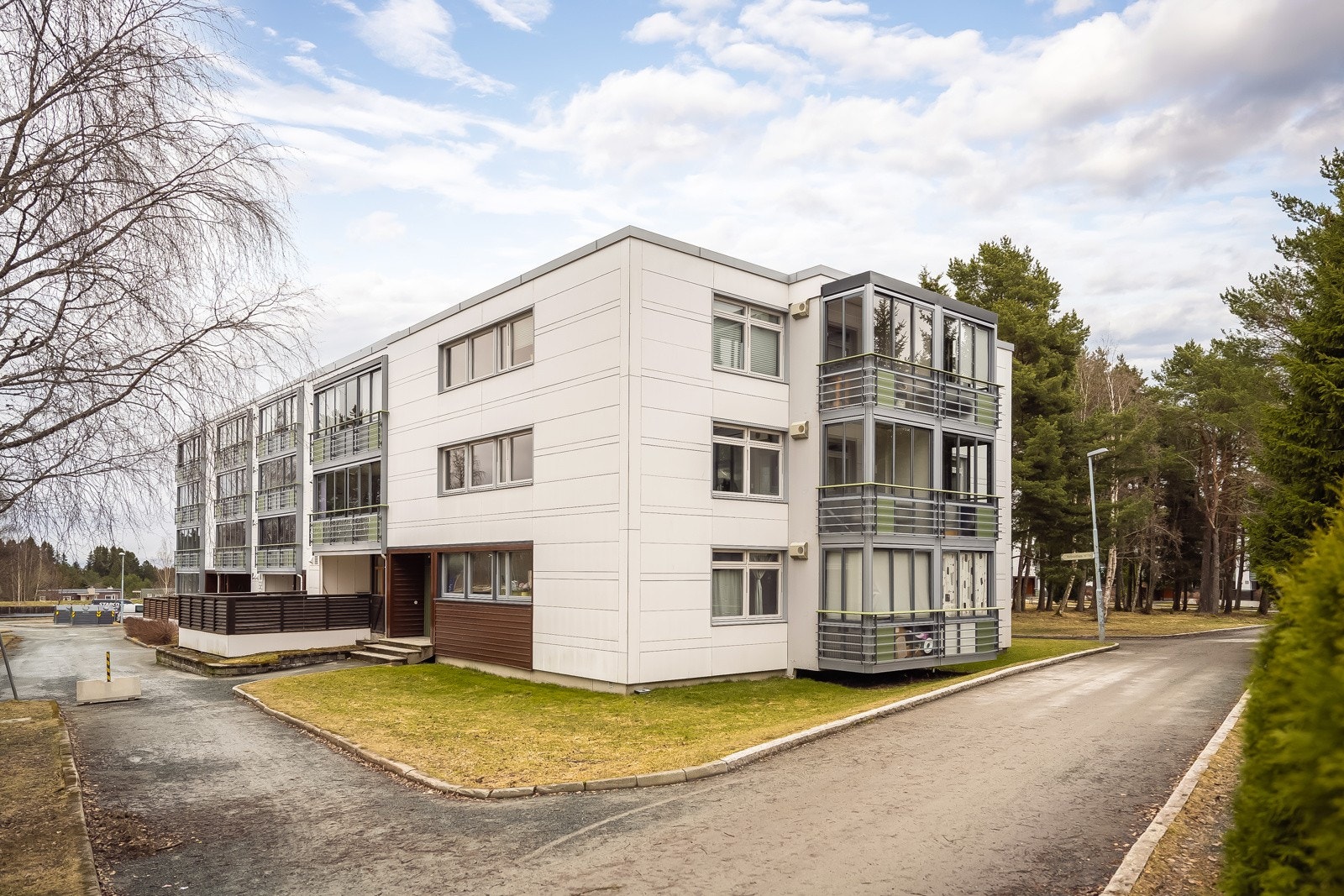 Leiligheten ligger på hjørnet i 2 etasje Galleribilde