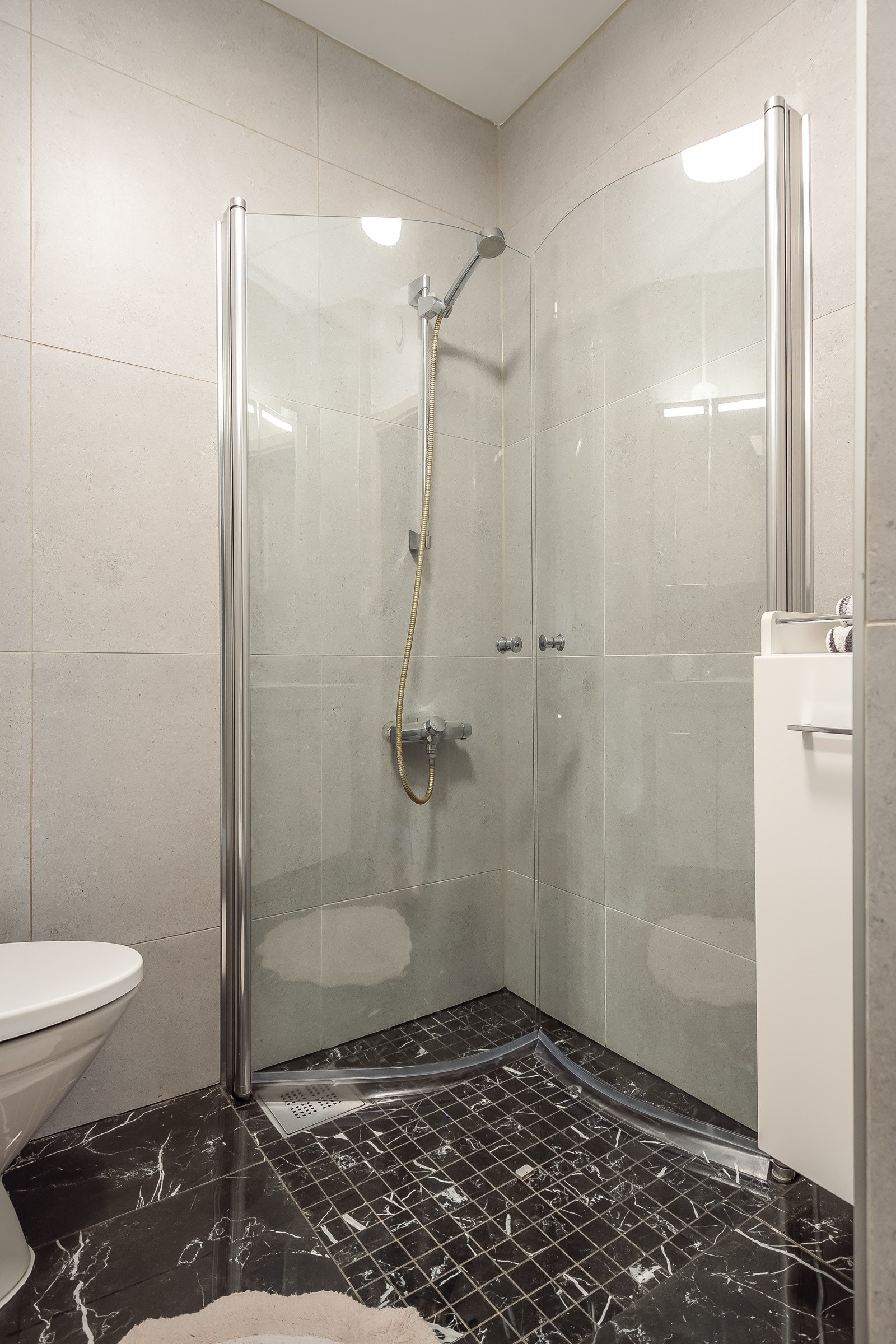 Badet er flislagt på gulv og moderne Galleribilde