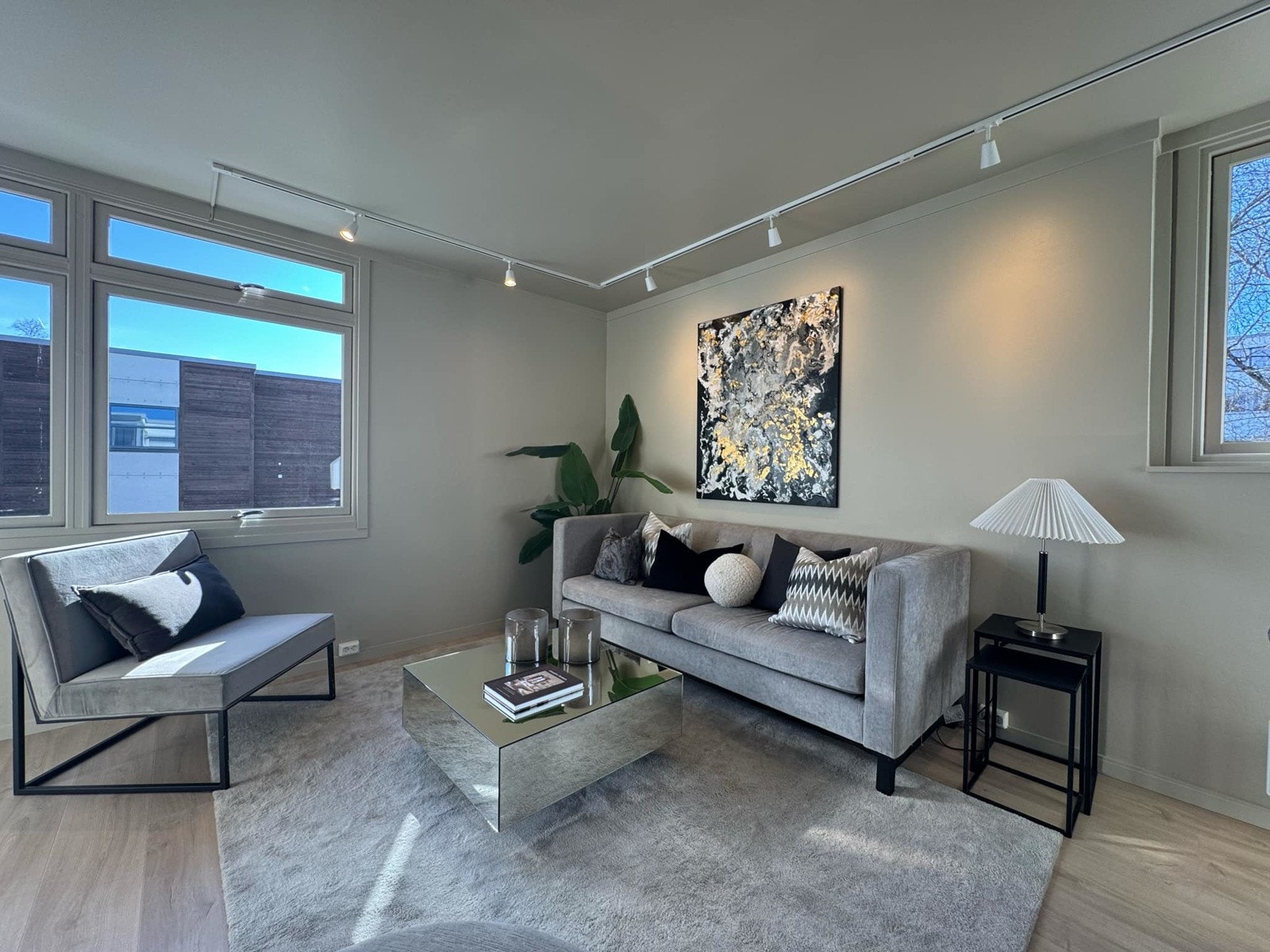 Det er ny, dimbar spotbelysning i mye av leiligheten Galleribilde