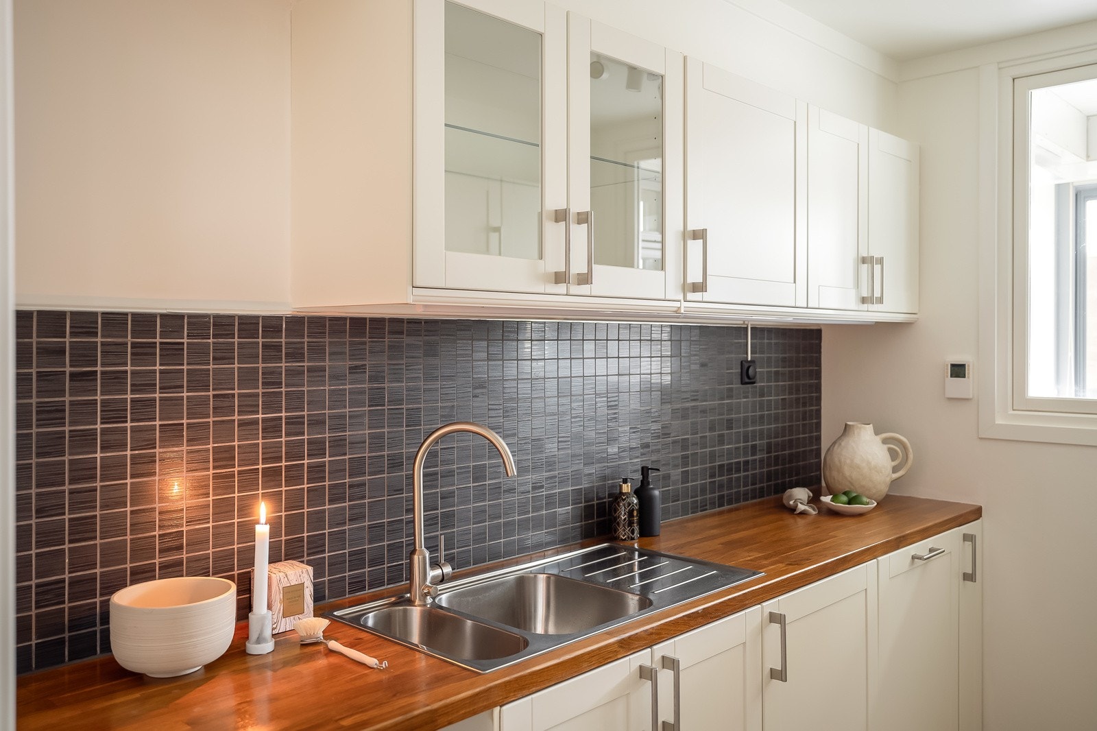 Det er godt med både skap- og benkeplass Galleribilde