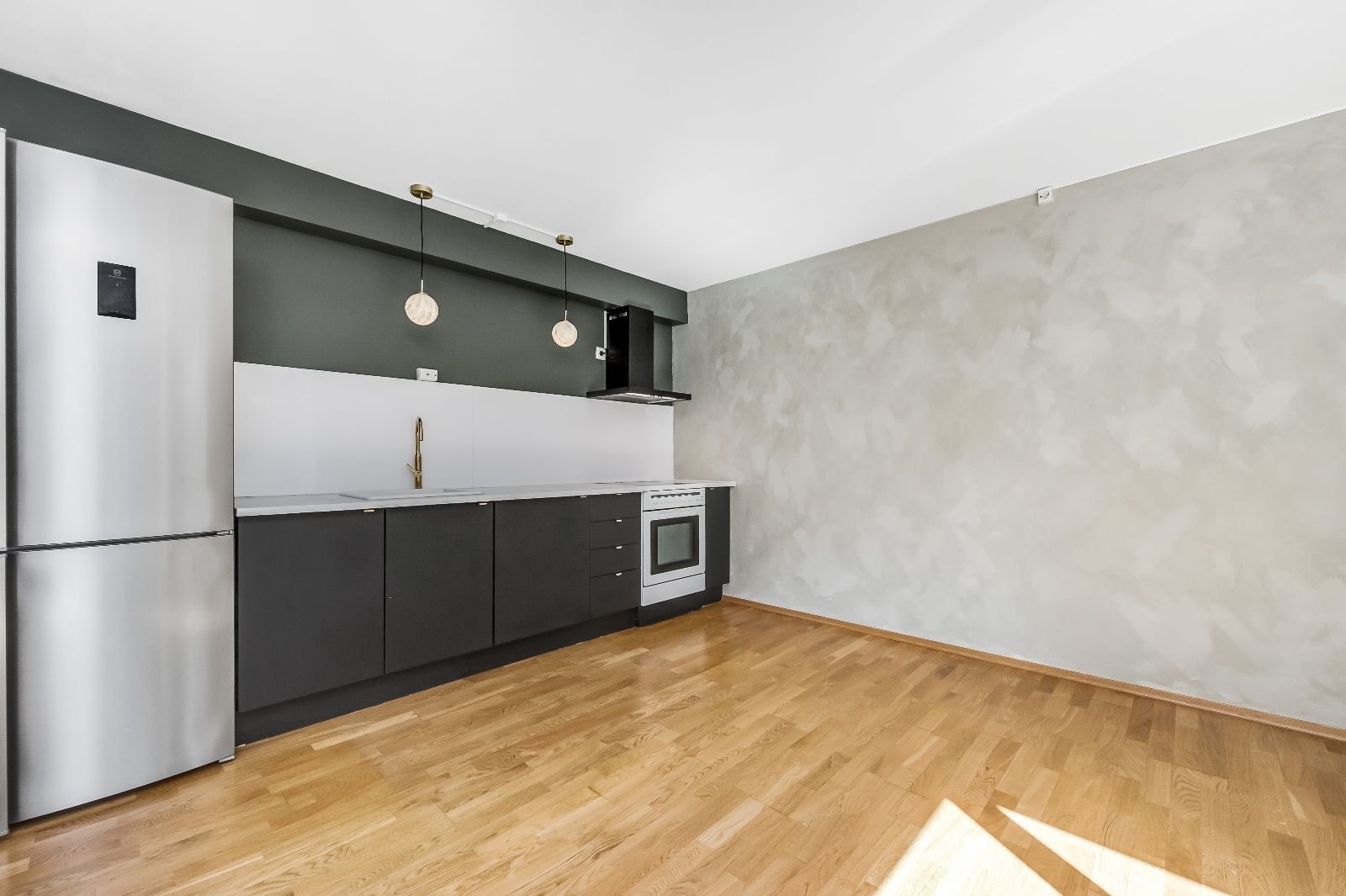 Kjøkken med god skap- og benkeplass Galleribilde