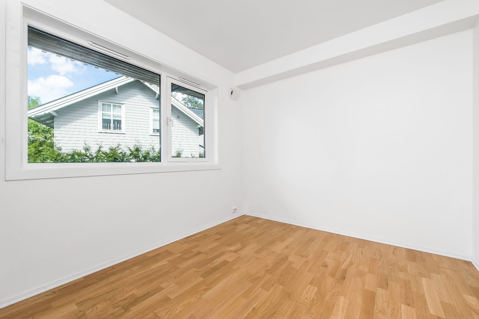 Soverom. Det er et frittstående garderobeskap på rommet. Galleribilde