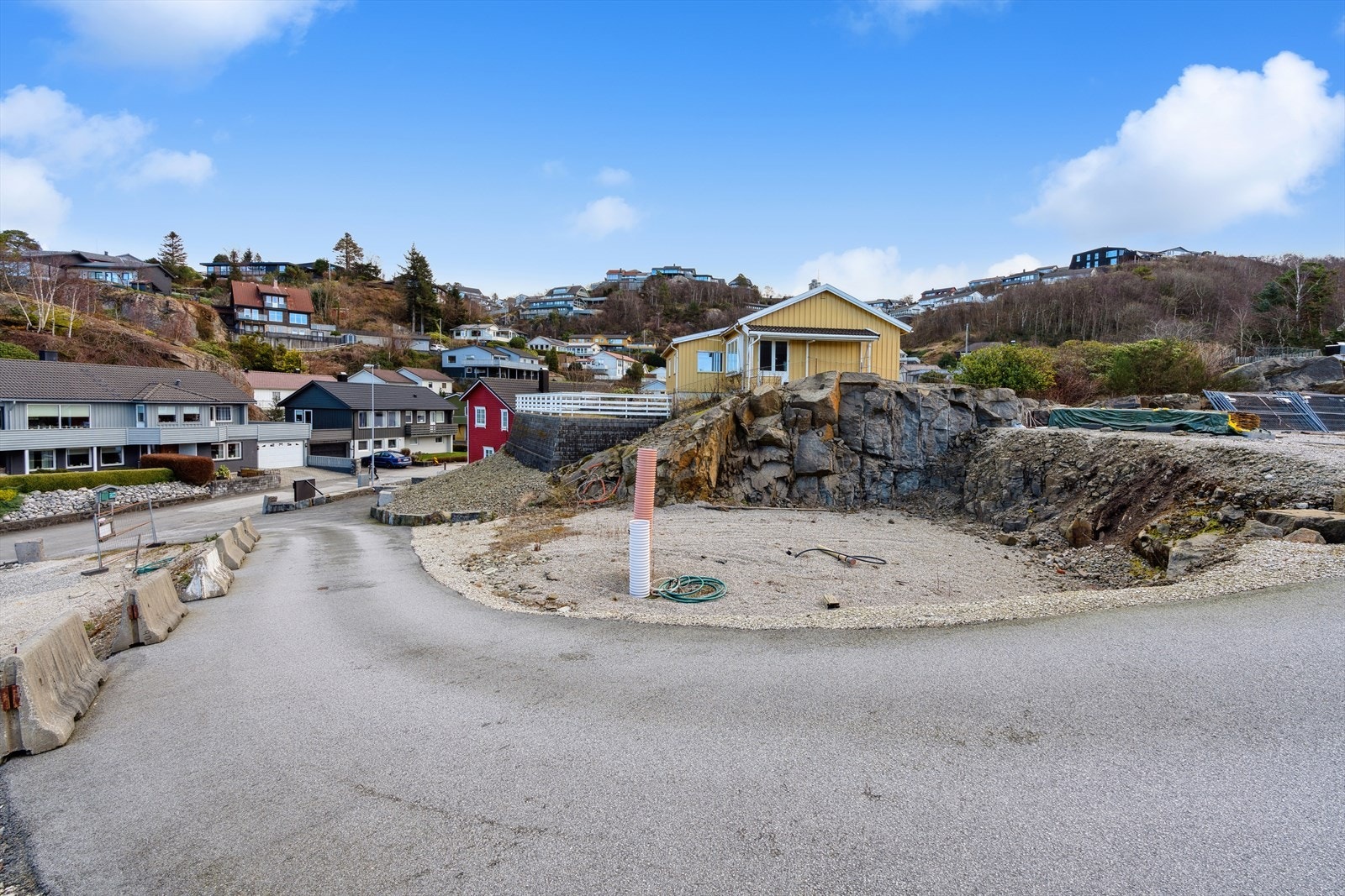 Utbygger opplyser at det er brukt ca kr 800 000,- på regulering, infrastruktur og utgraving av tomten. Galleribilde