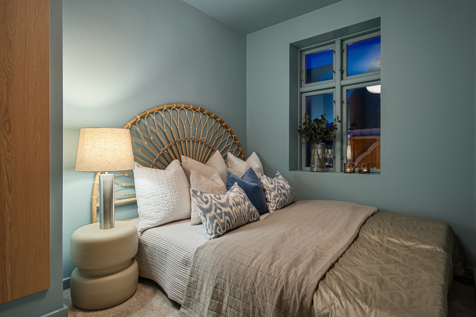 Hotellfølelsen med behagelig vegg-til-vegg teppe på gulv. Galleribilde