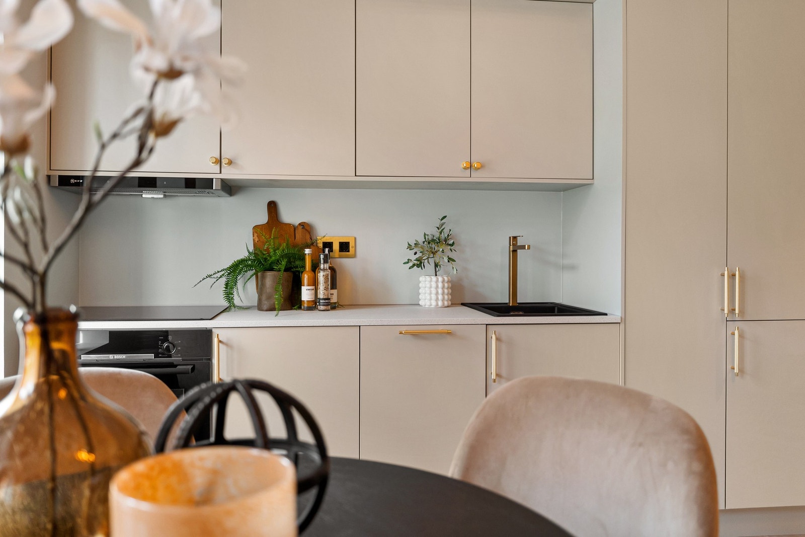 Helt nytt og lekkert kjøkken fra danske HTH med påkostede håndtak som matcher blandebatteri. Galleribilde