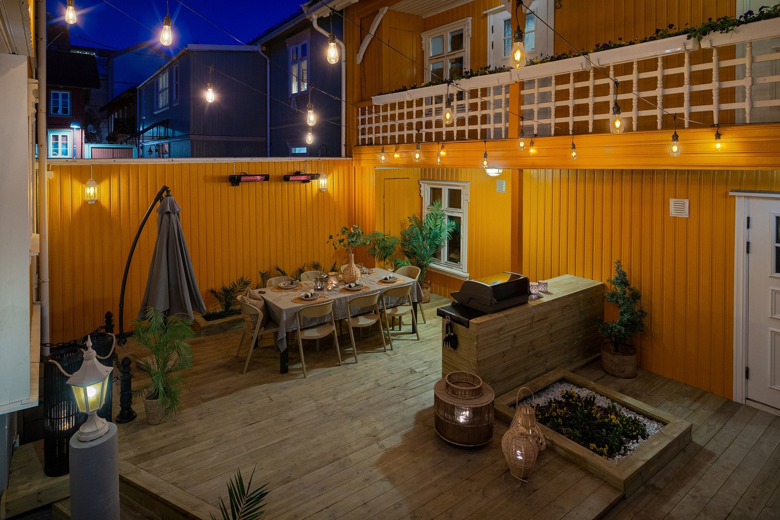 Det er satt inn belysning, nytt terrassebord, blomsterkasser m.v. i 2025. Galleribilde