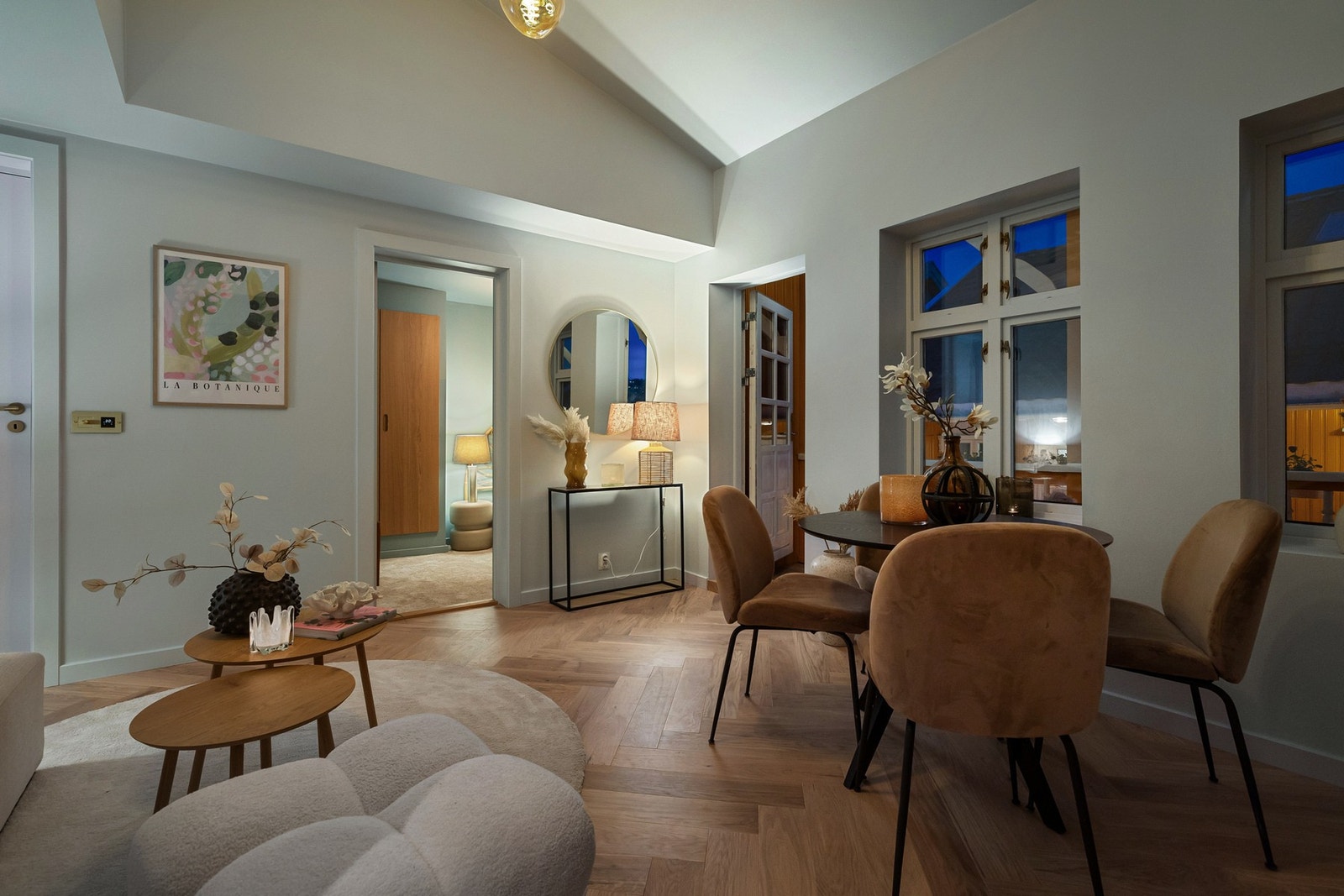 De store, klassiske vindusflatene gjør at alle rom oppleves lyse og luftige. Galleribilde