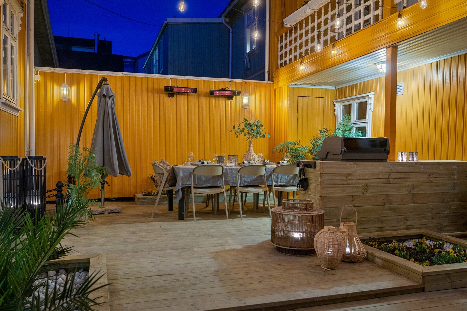 Stille og skjermet med støyskjermende vegger på begge sider. Galleribilde