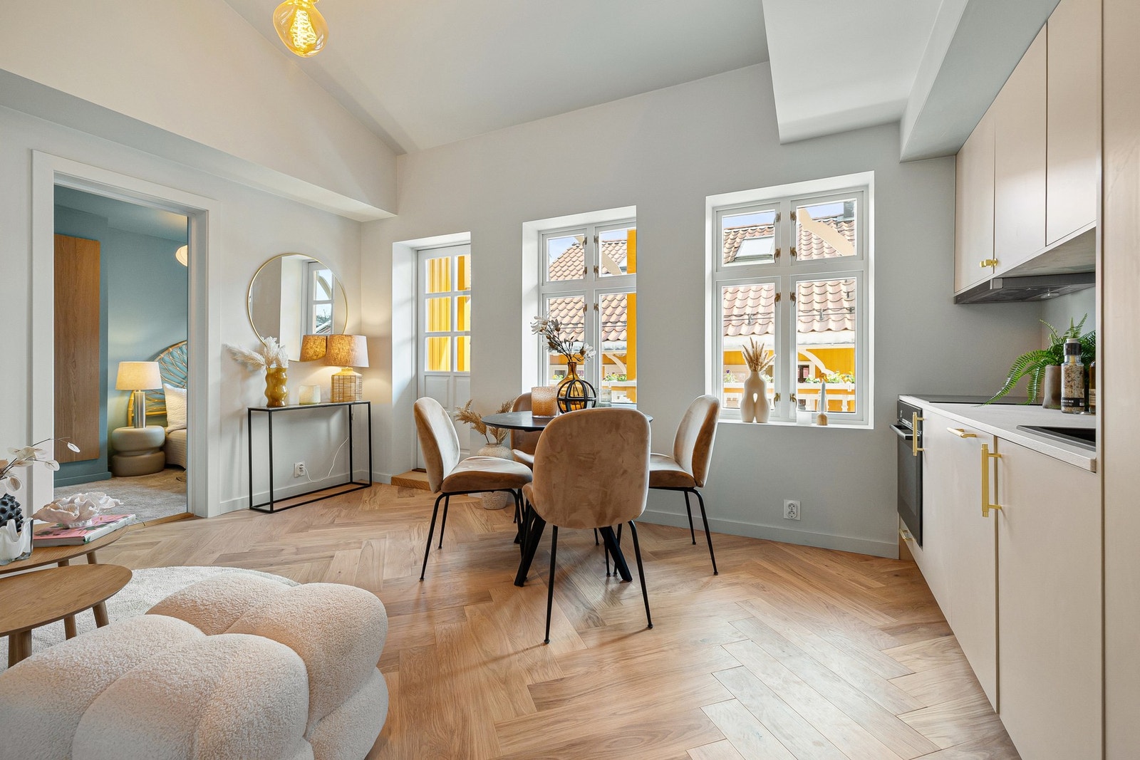 Velkommen til denne vakre og sjarmerende drømmeleiligheten i byens mest idylliske område! Galleribilde