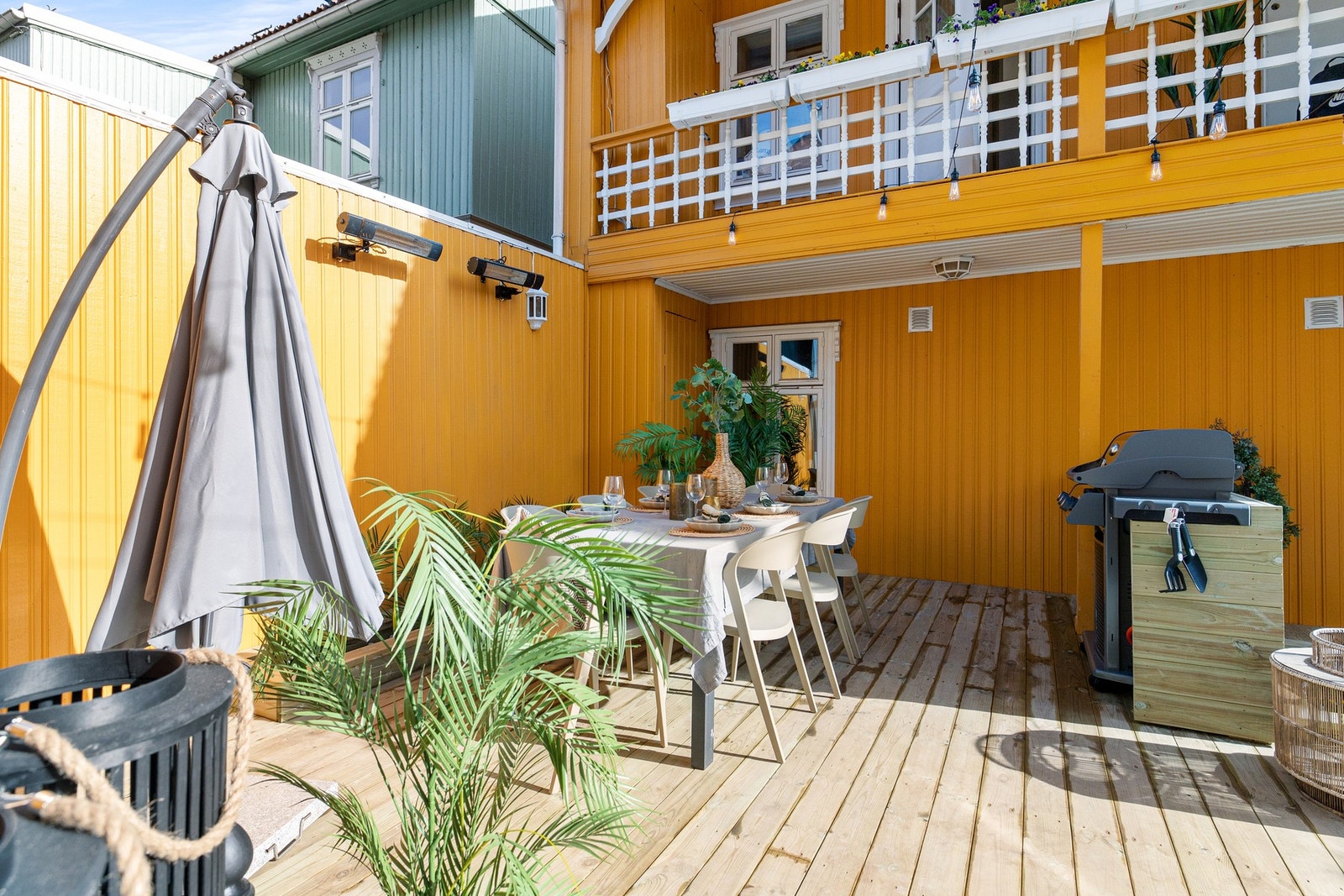 Det er satt opp støyskjermende levegger mot nabobebyggelse. Bakgården oppleves som en skjult perle på sommerhalvåret. Galleribilde