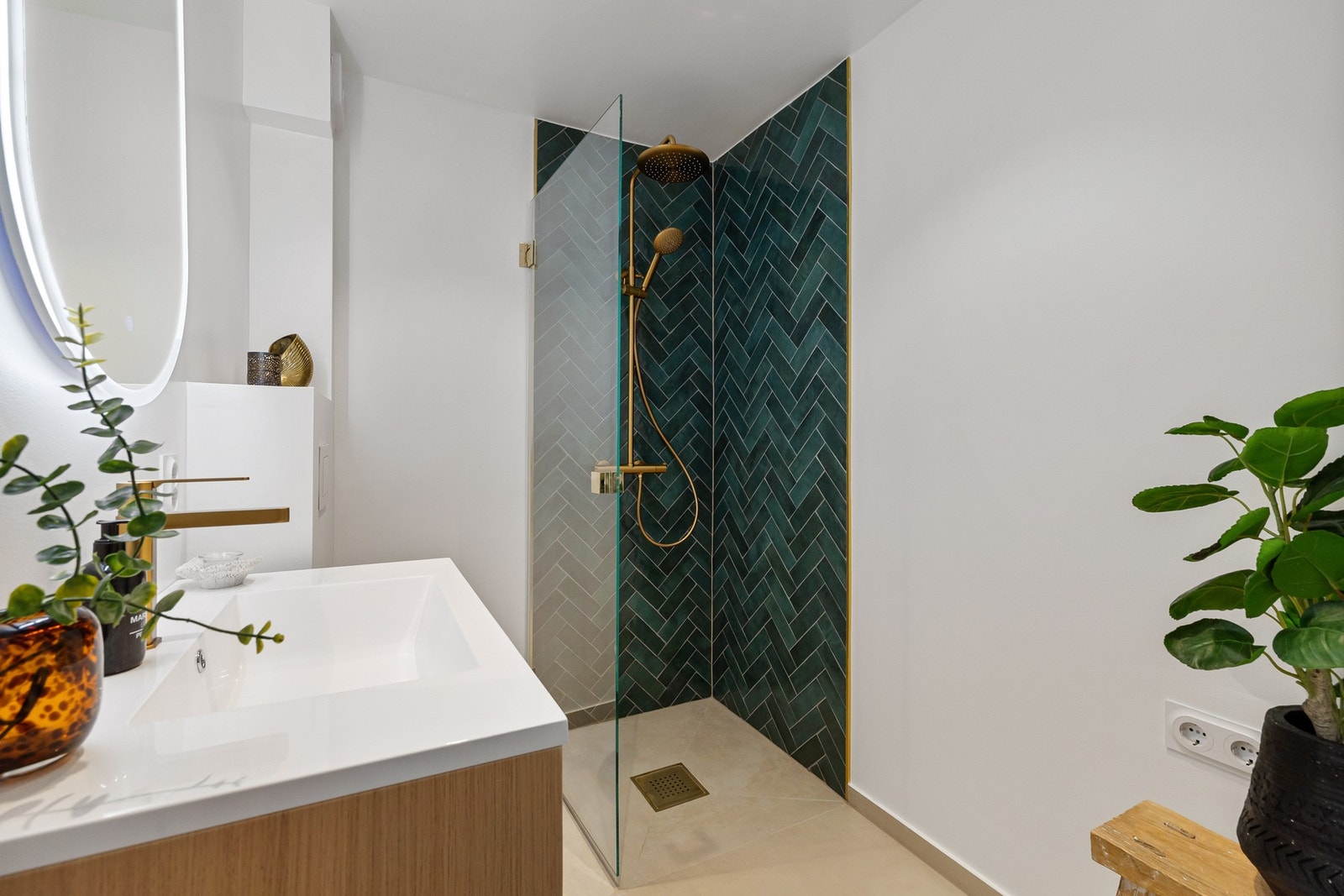 Waterfall- og hånddusj som matcher armatur på servantinnredning, håndtak på kjøkkenet, dimmere og termostat. Galleribilde