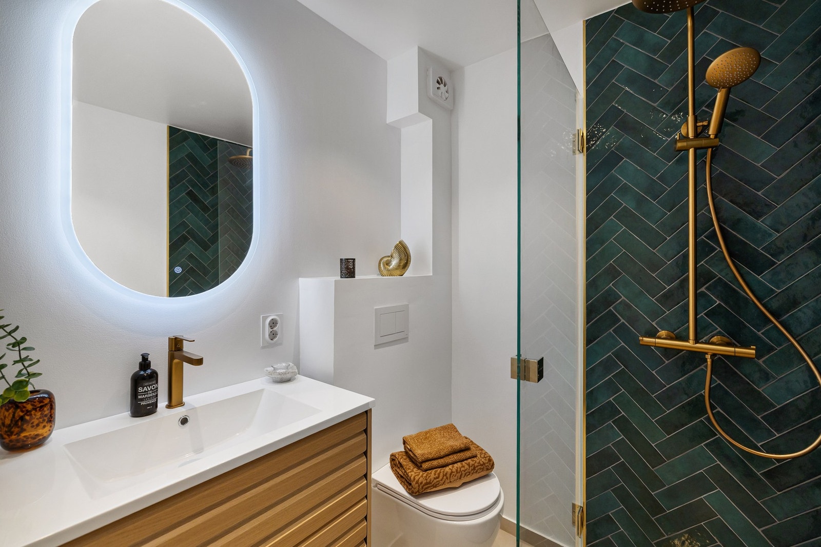 Helt nytt og påkostet baderom med eksklusive fliser i fiskebensmønster. Varmekabler i gulv. Galleribilde