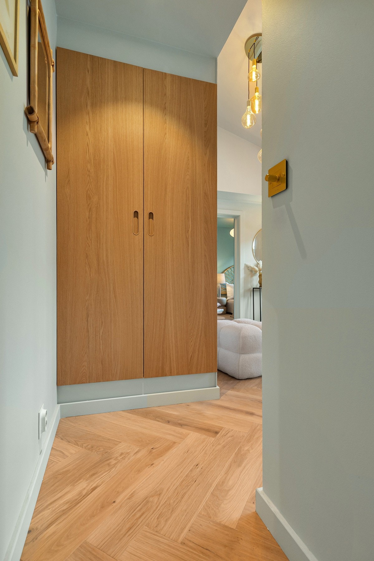 Det er satt inn svært eksklusive, innebygde garderobeskap i entré i samme utførelse som soverom. Galleribilde