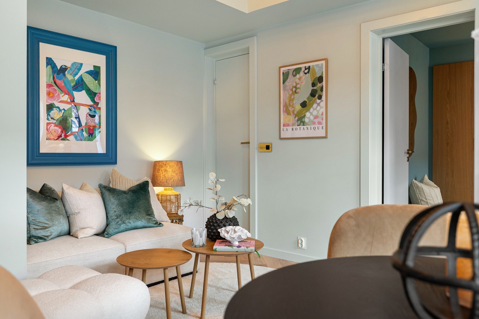 Håndlagde listverk fra møbelsnekker, malt i samme farge som veggen. Galleribilde