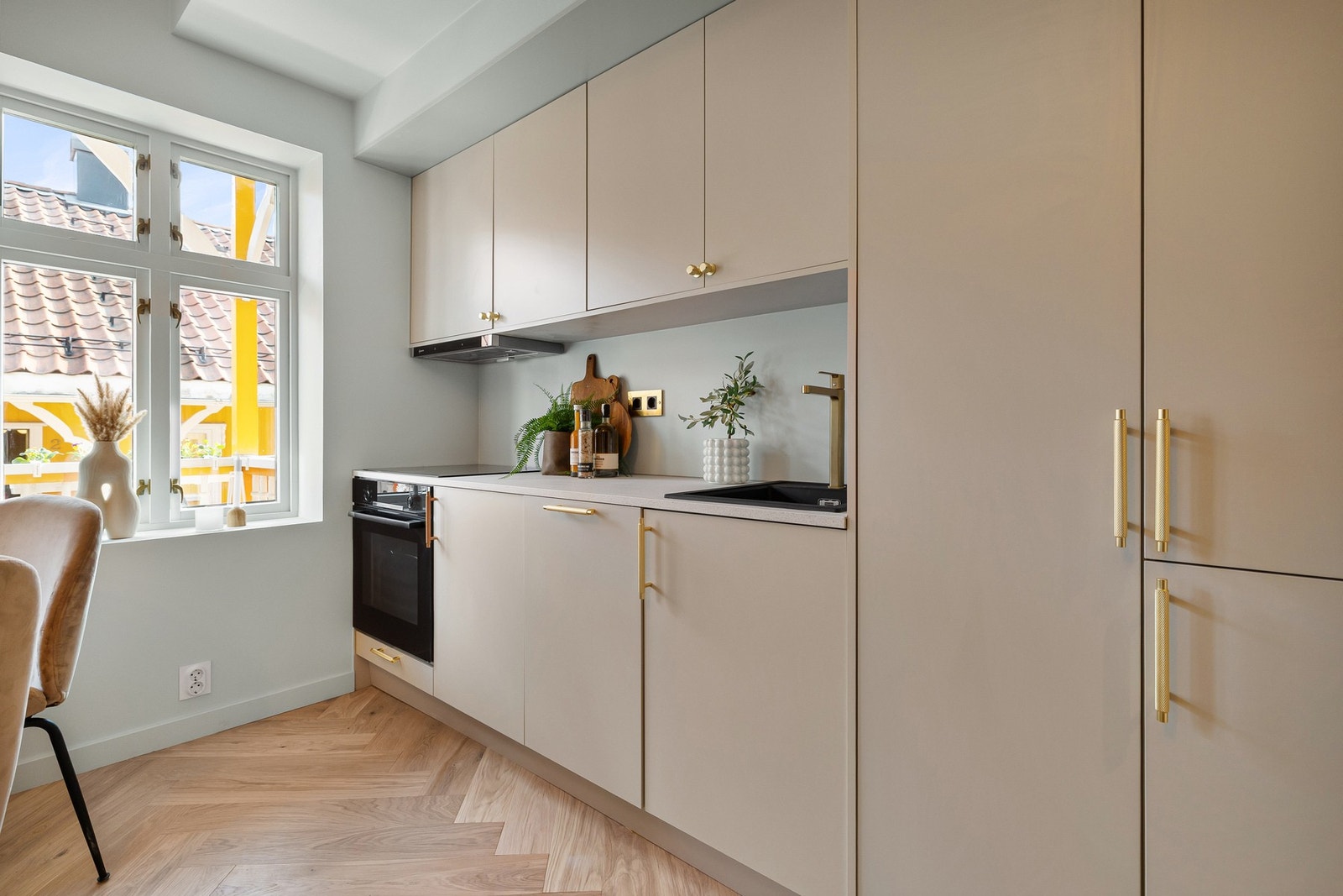 Gulv er avrettet og lagt med nydelig fiskebensparkett. Galleribilde