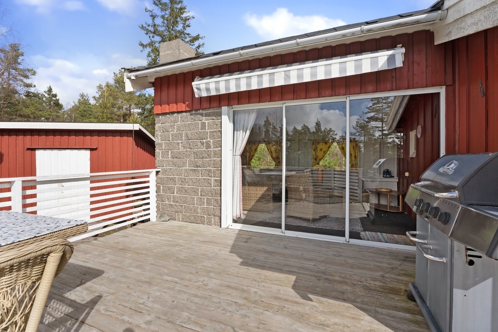 Sommerstue med direkte utgang til veranda. Galleribilde