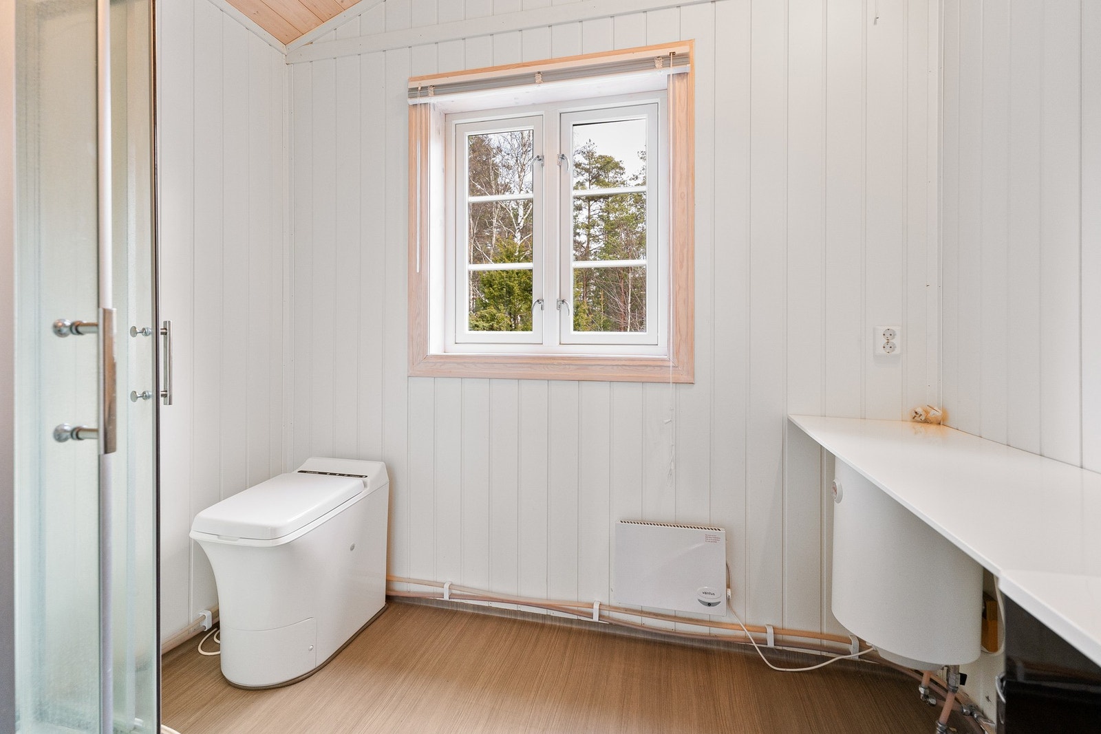 Badet er innredet med elektrisk do og dusjkabinett. Galleribilde