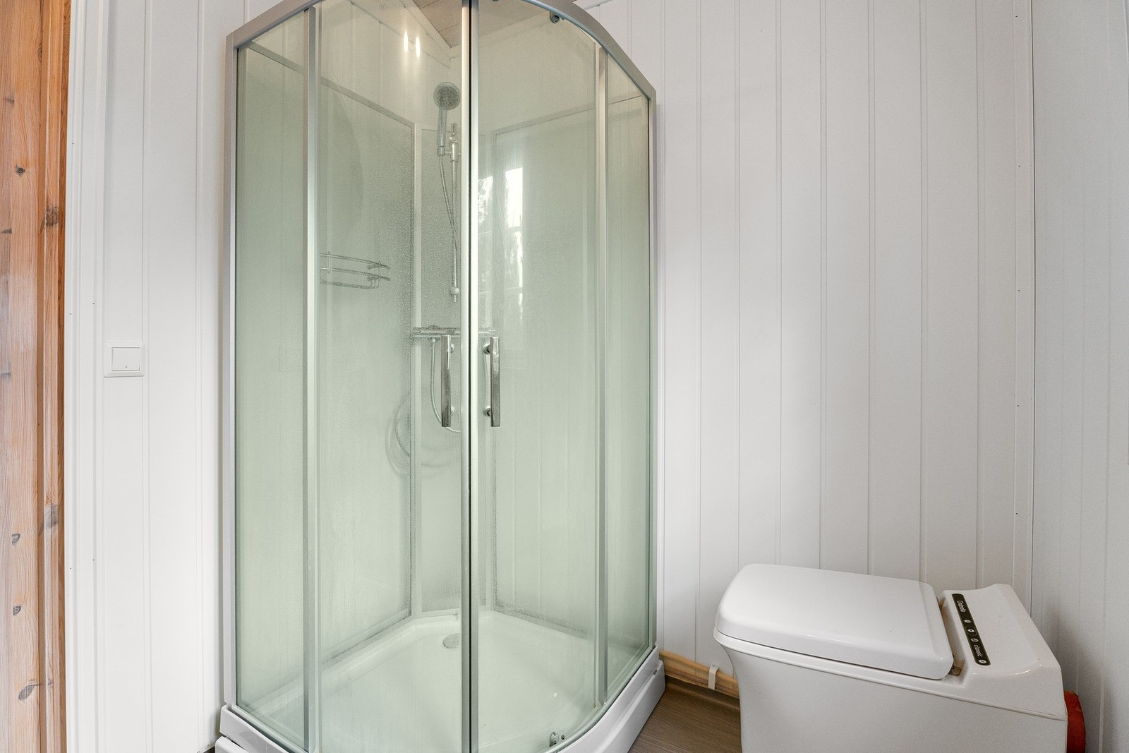Badet er innredet med elektrisk do og dusjkabinett. Galleribilde