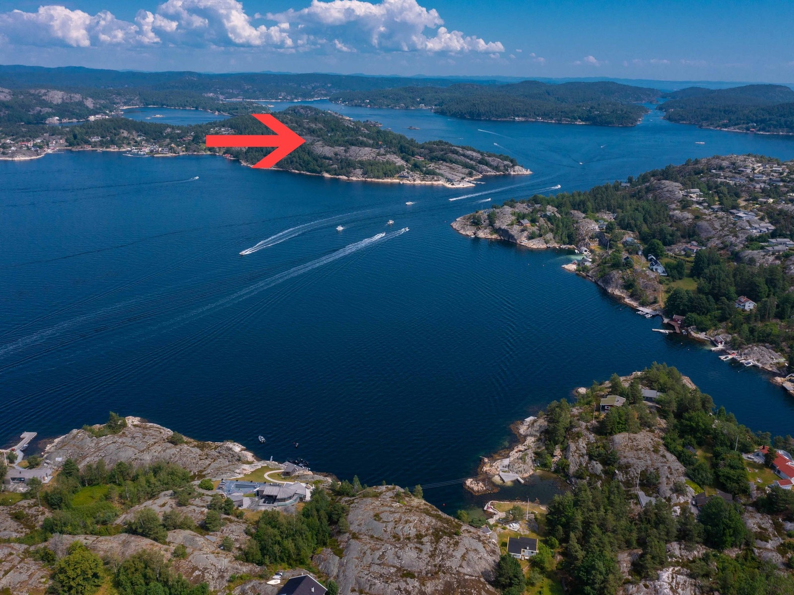 Kragerø skjærgård - dronebilde med tomtefeltet markert Galleribilde