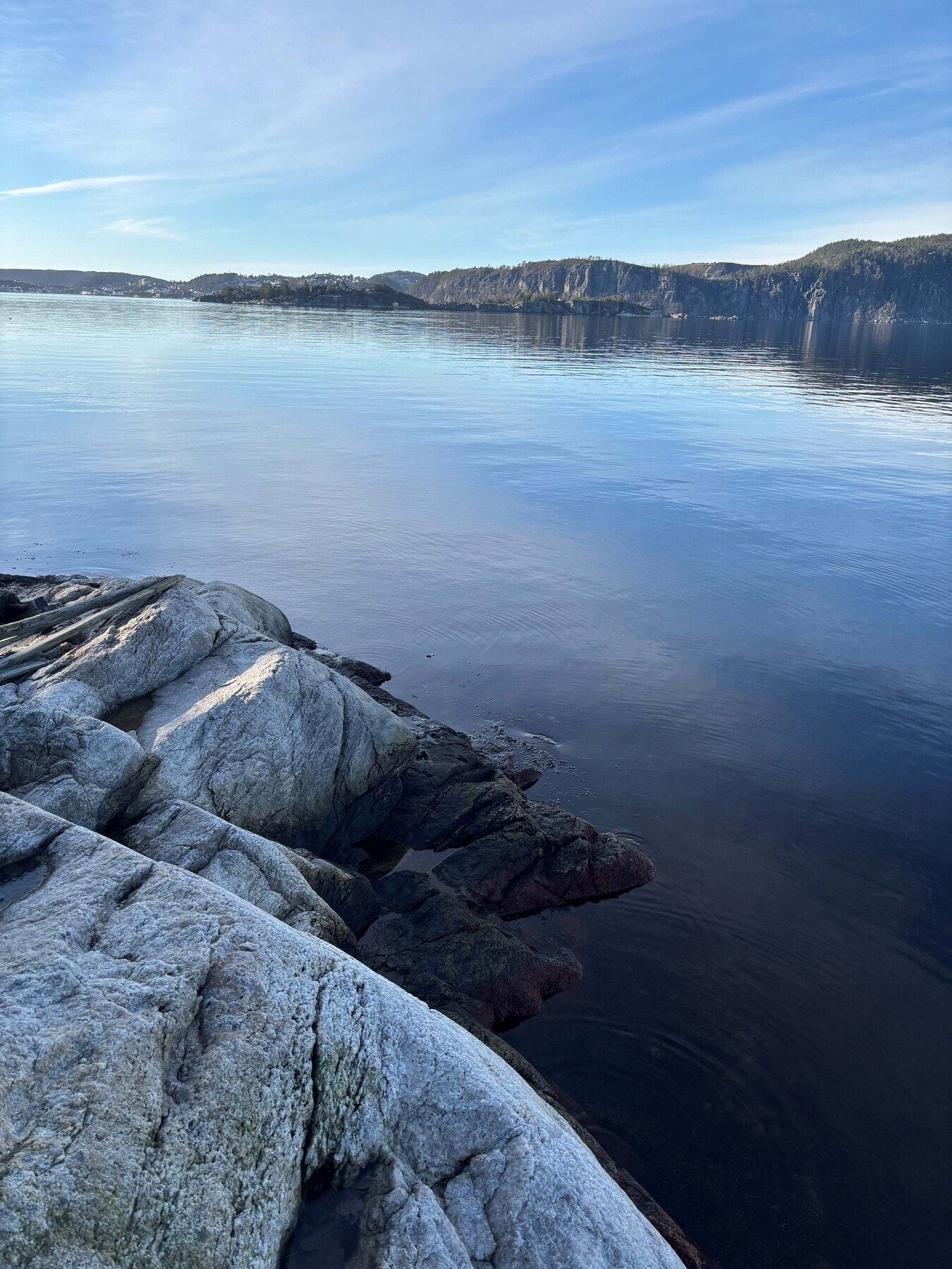 Ved svabergene nedenfor tomteområdet er det etablert stupebrett og stige opp fra vannet. Foto fra stedet. Galleribilde