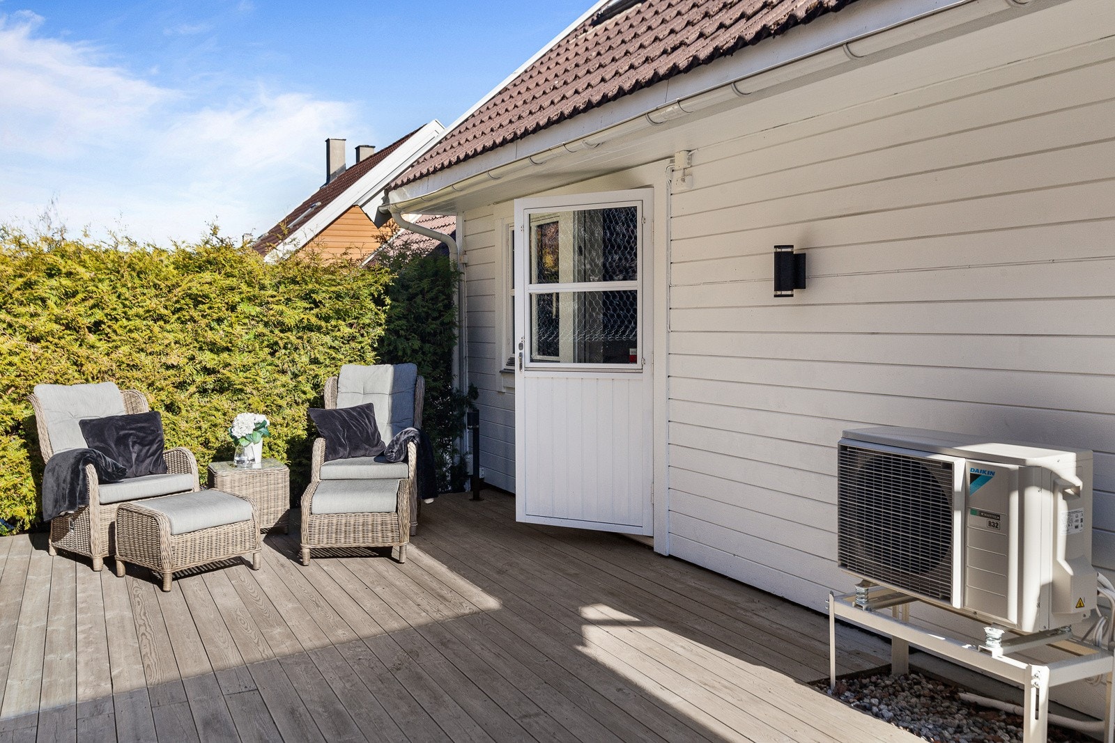 Fra soverom 1 er det utgang til terrasseplattting. Skjermet på baksiden av huset. Galleribilde