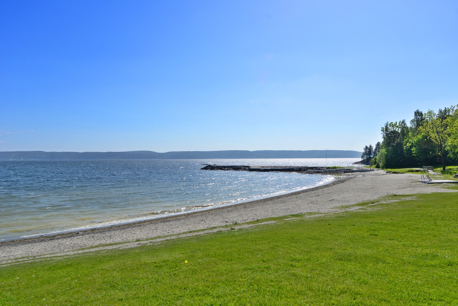 Fra boligen sykler eller går man fort ned til Sjøstrand som er en populær badestrand i nabolaget. Det ligger også flere andre badestrender i nærområdet. Galleribilde