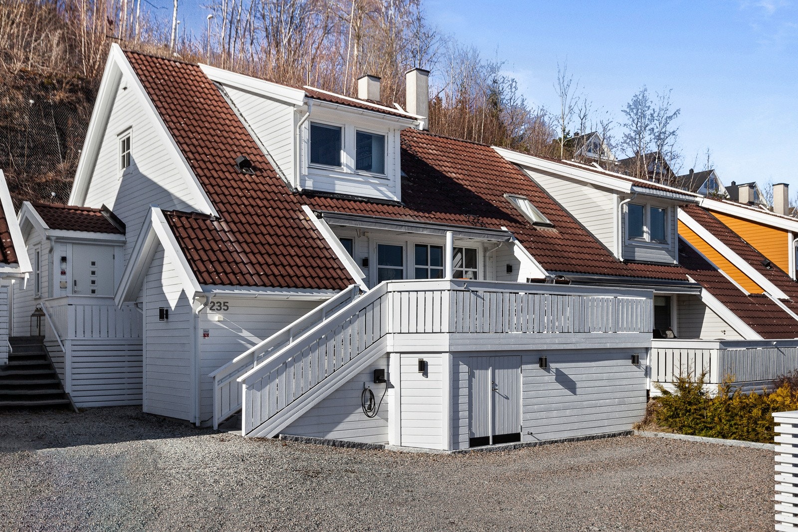Pent opparbeidet gårdsplass. Galleribilde